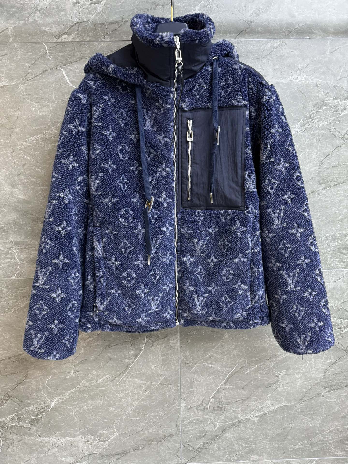 NO:665042,New autumn and winter styles are available. L family presbyopic Teddy jacket 2025 ski series. Stand-up collar hood design. Blue presbyopic pattern. Fashionable and advanced color. Wool blended fleece fabric. Plush feel. Warm, comfortable and skin-friendly. Loose fit. The upper body is slim and elegant. Complete trademarks. Sizes SML, Louis Vuitton, jackets & coats, hats,  19860909秋冬新款上新啦 L家老花泰迪外套 2025滑雪系列 立领连帽设计 蓝色老花图案 配色时髦高级 羊毛混纺抓绒面料 毛绒绒的手感 保暖舒适亲肤 宽松版型 上身显瘦又气质 商标齐全 尺码SML,,louis vuitton,jackets & coats,hats, ,Women's clothing