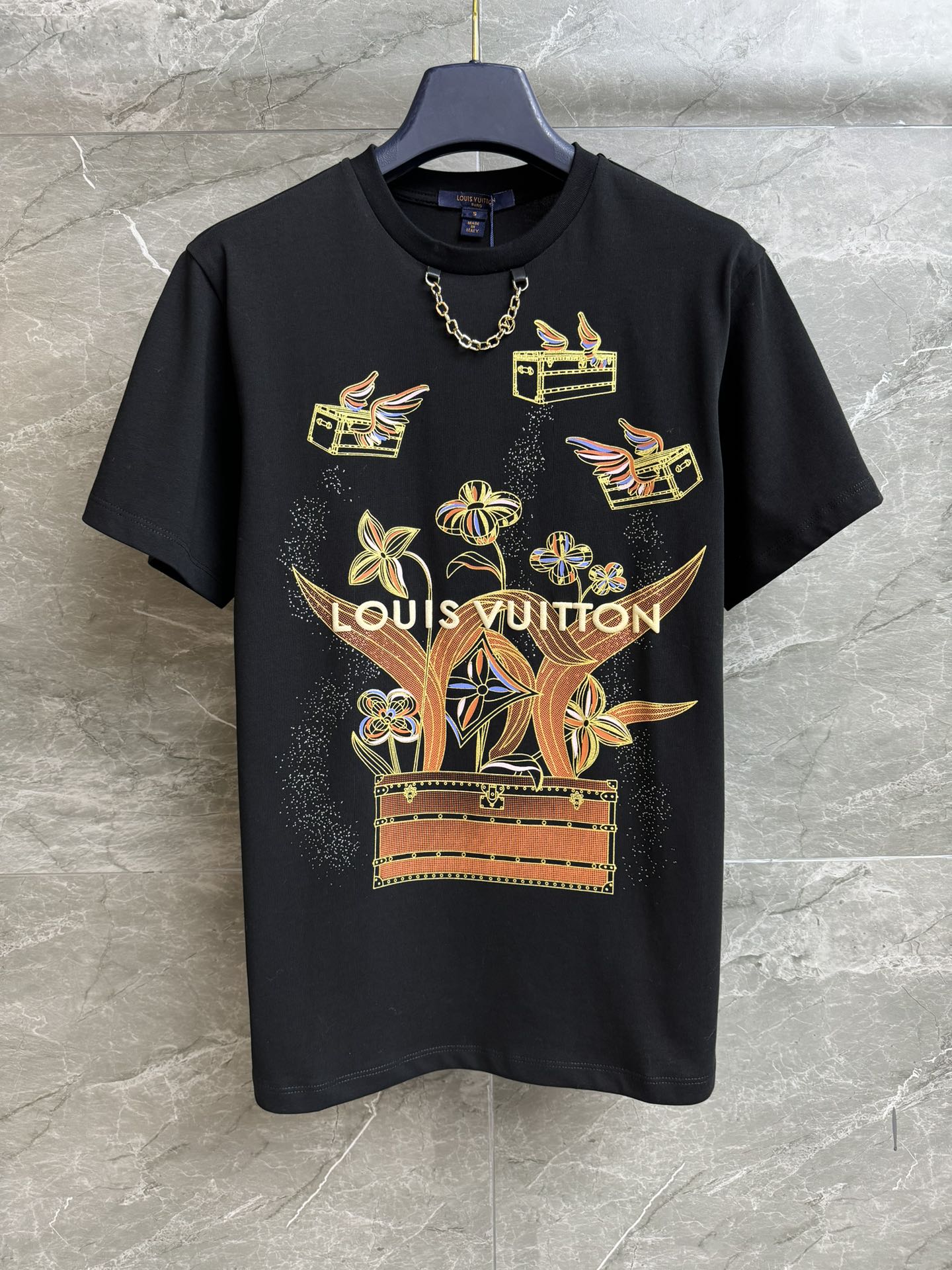 NO:656110,New arrival in early spring. L's Christmas gift bag T-shirt 2026 new arrival in early spring. Round neckline. Decorated with chain decorations. Christmas limited gift bag print pattern. Exquisite, fashionable and high-end. Imported pure cotton material. Soft, comfortable and skin-friendly. Normal fit. The upper body is slim and versatile. Complete trademarks. Sizes SML, Louis Vuitton, tees, t-shirt, alexander wang19860909早春新款上新啦 L家圣诞礼袋T恤 2026早春新品 圆领领口 饰以链条装饰点缀 圣诞限定礼袋印花图案 精致时髦高级 进口纯棉材质 柔软舒适亲肤 正常版型 上身显瘦又百搭 商标齐全 尺码SML,,louis vuitton,tees，t-shirt,alexander wang,Women's clothing