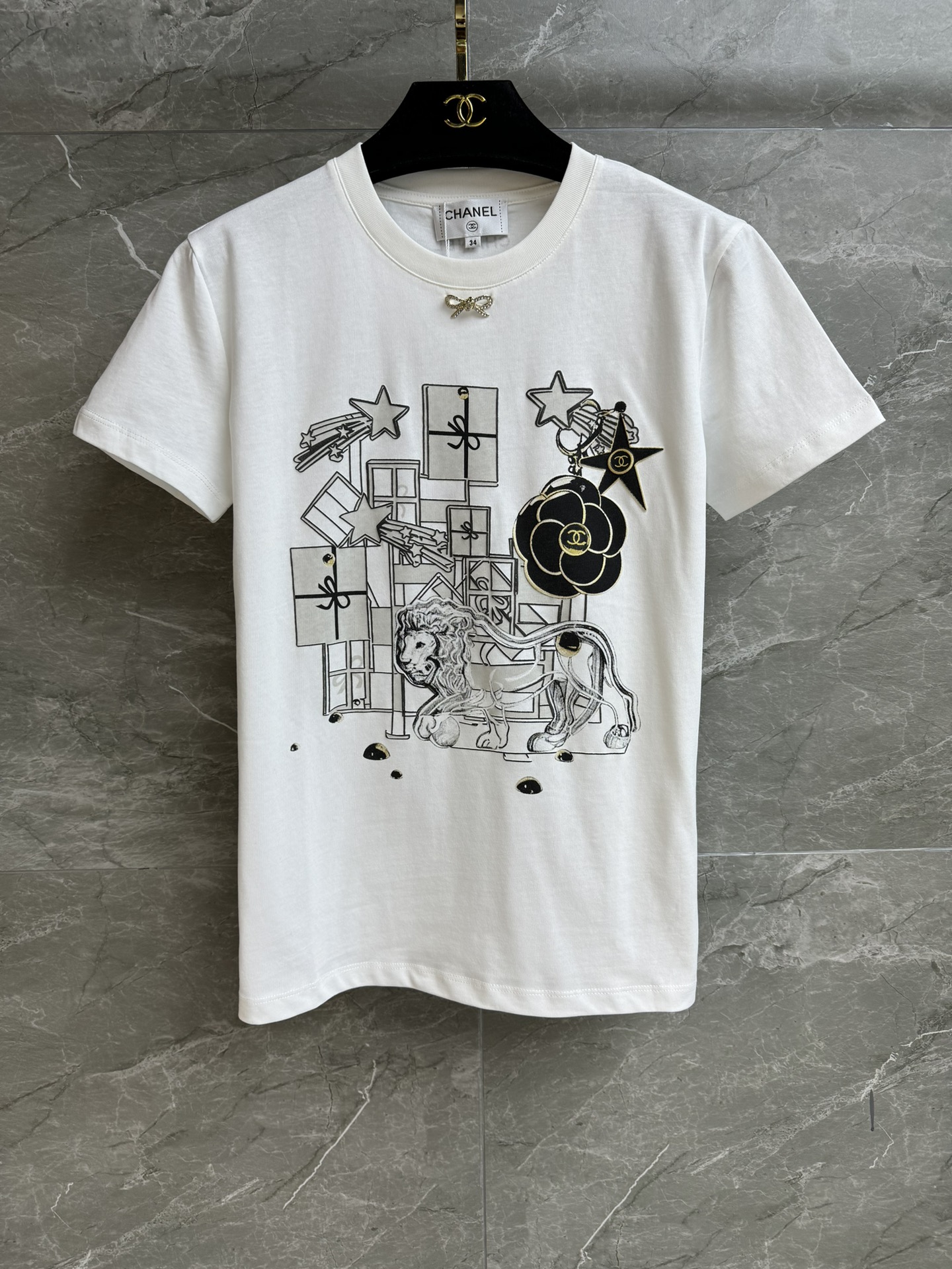 NO:656107,New arrival in early spring. Xiangjia lion print T-shirt 2026 new arrival in early spring. Round neck design. Christmas lion print pattern. Exquisite, fashionable and age-reducing. Imported pure cotton fabric. Comfortable, skin-friendly and breathable. Normal fit. The upper body looks slim and elegant. Complete trademarks. Sizes SML, chanel, tees, t-shirt, alexander wang19860909早春新款上新啦 香家狮子印花T恤 2026早春新品 圆领领口设计 圣诞狮子印花图案 精致时髦减龄 进口纯棉面料 舒适亲肤透气 正常版型 上身显瘦又气质 商标齐全 尺码SML,,chanel,tees，t-shirt,alexander wang,Women's clothing