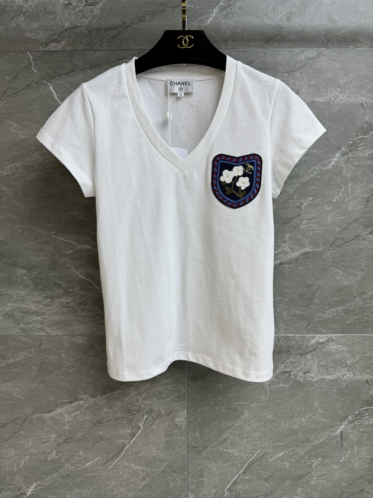 NO:656102,New arrival in early spring. T-shirt with embroidered emblem of Xiangjia badge. New arrival in early spring 2026. Temperament V-neck. Exquisite embroidery badge decoration. Fashionable and age-reducing. Imported pure cotton fabric. Comfortable, skin-friendly and breathable. Normal fit. The upper body looks slim and elegant. Complete trademarks. Sizes SML, chanel, tees, t-shirt, alexander wang19860909早春新款上新啦 香家徽章刺绣T恤 2026早春新品 气质V领领 精致刺绣徽章装饰点缀 时髦减龄 进口纯棉面料 舒适亲肤透气 正常版型 上身显瘦又气质 商标齐全 尺码SML,,chanel,tees，t-shirt,alexander wang,Women's clothing
