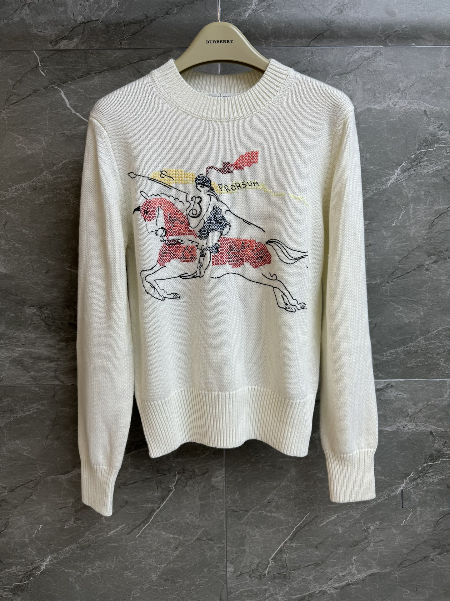 NO:656962,New autumn and winter styles are available. B family knight embroidered sweater. New Year limited series. Round ribbed neckline. Exquisite equestrian knight embroidery pattern. Full of New Year atmosphere. Wool knitted fabric. Warm and comfortable. Normal fit. The upper body looks slim and elegant. Complete trademarks. Sizes SML, sweaters, alexander wang19860909秋冬新款上新啦 B家骑士刺绣毛衣 新年限定系列 圆领罗纹领口 精致的马术骑士刺绣图案 新年氛围感十足 羊毛针织面料 保暖舒适 正常版型 上身显瘦又气质 商标齐全 尺码SML,,sweaters,alexander wang,Women's clothing