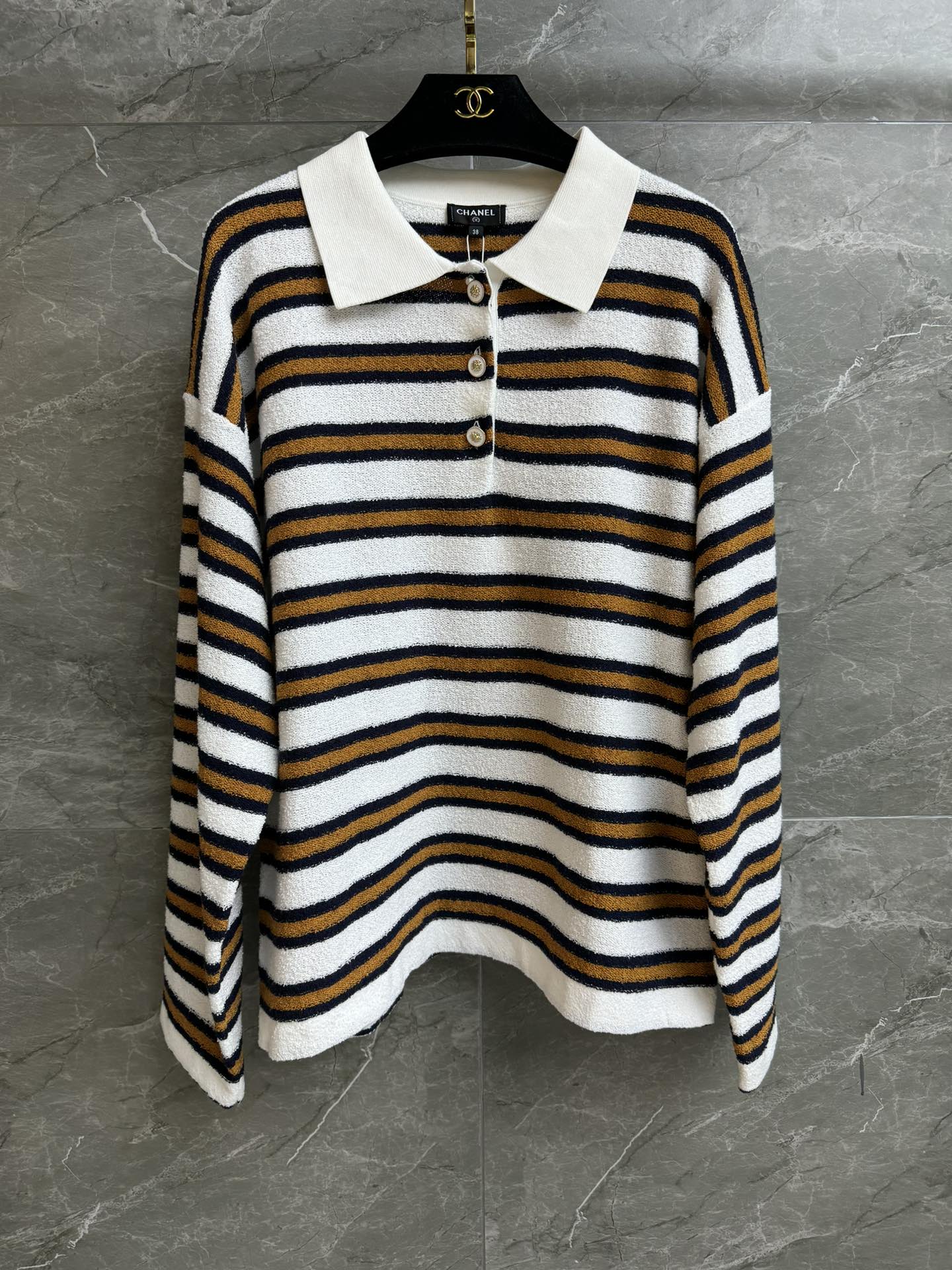 NO:656950,The new model for early spring has been shipped. Xiangjia striped knitted Polo shirt 2026 early spring series. Classic Polo collar design. Contrast stripes to reduce age and fashionable style. Cotton blended knitted fabric. Soft and comfortable. Loose fit. Casual and versatile upper body. Complete trademarks. Comes with cloth bag. Sizes SML, Chanel, Alexander Wang19860909早春新款出货啦 香家条纹针织Polo衫 2026早春系列 经典Polo领设计 撞色条纹减龄时髦洋气 棉质混纺针织面料 柔软舒适 宽松版型 上身休闲百搭 商标齐全 配有布袋 尺码SML,,chanel,alexander wang,Women's clothing