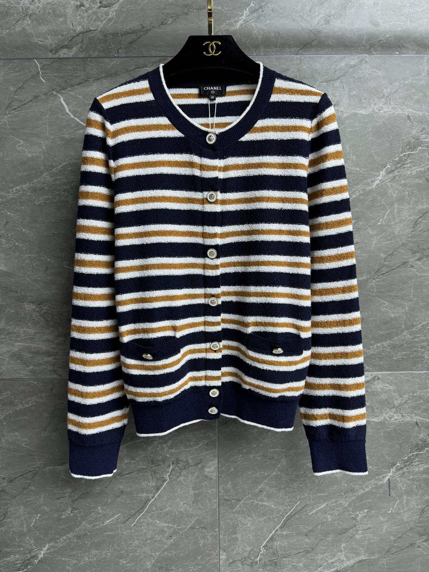 NO:656997,The new model for early spring has been shipped. Xiangjia striped knitted cardigan 2026 early spring series. Round neck single-breasted design. Contrast stripes to reduce age and fashionable style. Cotton blended knitted fabric. Soft and comfortable. Normal fit. The upper body looks slim and elegant. Complete trademarks. Comes with cloth bag. Sizes SML, chanel, alexander wang19860909早春新款出货啦 香家条纹针织开衫 2026早春系列 圆领单排扣设计 撞色条纹减龄时髦洋气 棉质混纺针织面料 柔软舒适 正常版型 上身显瘦又气质 商标齐全 配有布袋 尺码SML,,chanel,alexander wang,Women's clothing