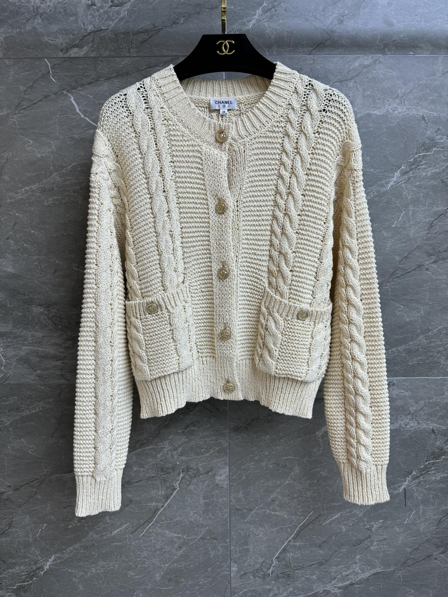 NO:656992,New styles for early spring are available. Xiangjia Twist Knitted Cardigan 2025 Autumn and Winter Series. Round neck single-breasted design. Exquisite logo diamond buckle decoration. Retro twist knitting. Lazy and fashionable. Customized yarn is comfortable and skin-friendly. Normal fit. The upper body is slim and elegant. Complete trademarks. Sizes SML, Chanel, Alexander Wang19860909早春新款上新啦 香家麻花编织开衫 2025秋冬系列 圆领单排扣设计 精致logo钻扣装饰点缀 复古麻花编织 慵懒时髦 定制纱线舒适亲肤 正常版型 上身显瘦又气质 商标齐全 尺码SML,,chanel, ,Women's clothing