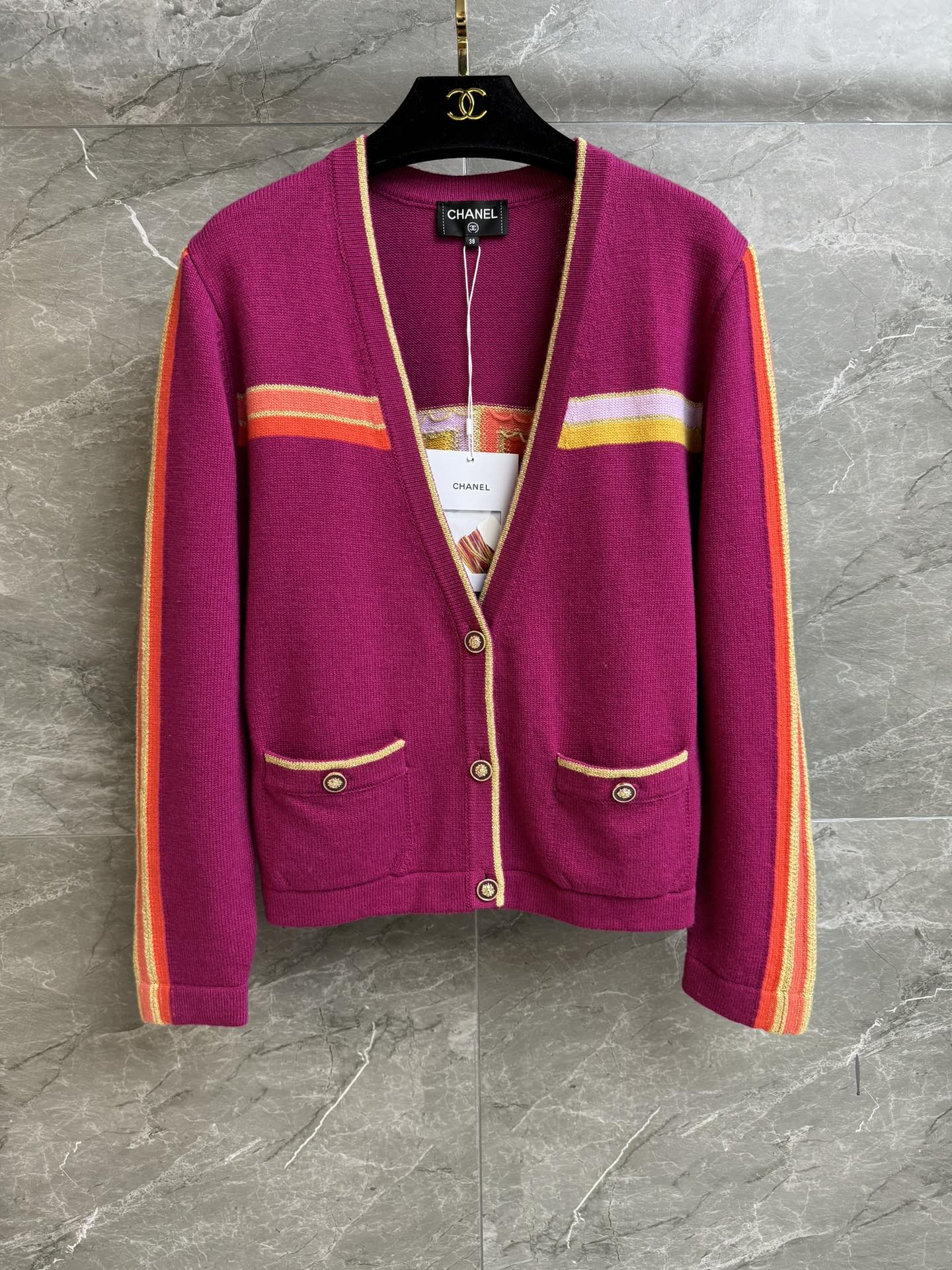 NO:656987,The new model for early spring has been shipped. Xiangjia Color Stripe Contrast Color Cardigan 2026 Early Spring Vacation Series Temperament V-neck Collar Color Contrast Splicing Design Golden Thread Bright Silk Braid Embellishment Dazzling Fashionable Customized Knitted Fabric Loose Fit The Upper Body Looks Slim and Elegant Complete Trademarks Sizes SML, Chanel, Alexander Wang19860909早春新款出货啦 香家彩条撞色开衫 2026早春度假系列 气质V领领口 彩色撞色拼接设计 金线亮丝编织点缀 耀眼夺目 时髦洋气 定制针织面料 宽松版型 上身显瘦又气质 商标齐全 尺码sml,,chanel,alexander wang,Women's clothing