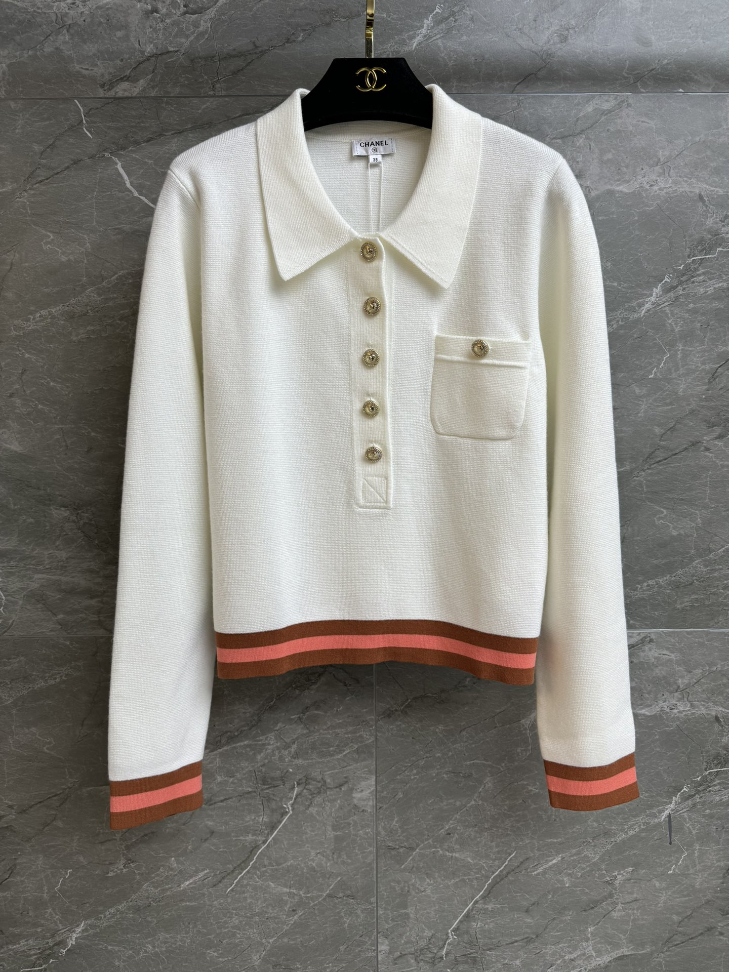 NO:656982,New models for early spring have been shipped. Xiangjia contrast color knitted Polo shirt 2026 early spring series. Classic Polo neckline. Exquisite logo diamond buckle embellishment. Contrast color design reduces age and is fashionable. Customized knitted fabric. Soft and comfortable. Normal fit. Casual and versatile upper body. Complete trademarks. Sizes SML, Chanel, Alexander Wang19860909早春新款出货啦 香家撞色针织Polo衫 2026早春系列 经典Polo领口 精致logo钻扣点缀 撞色设计减龄时髦 定制针织面料 柔软舒适 正常版型 上身休闲百搭 商标齐全 尺码SML,,chanel,alexander wang,Women's clothing