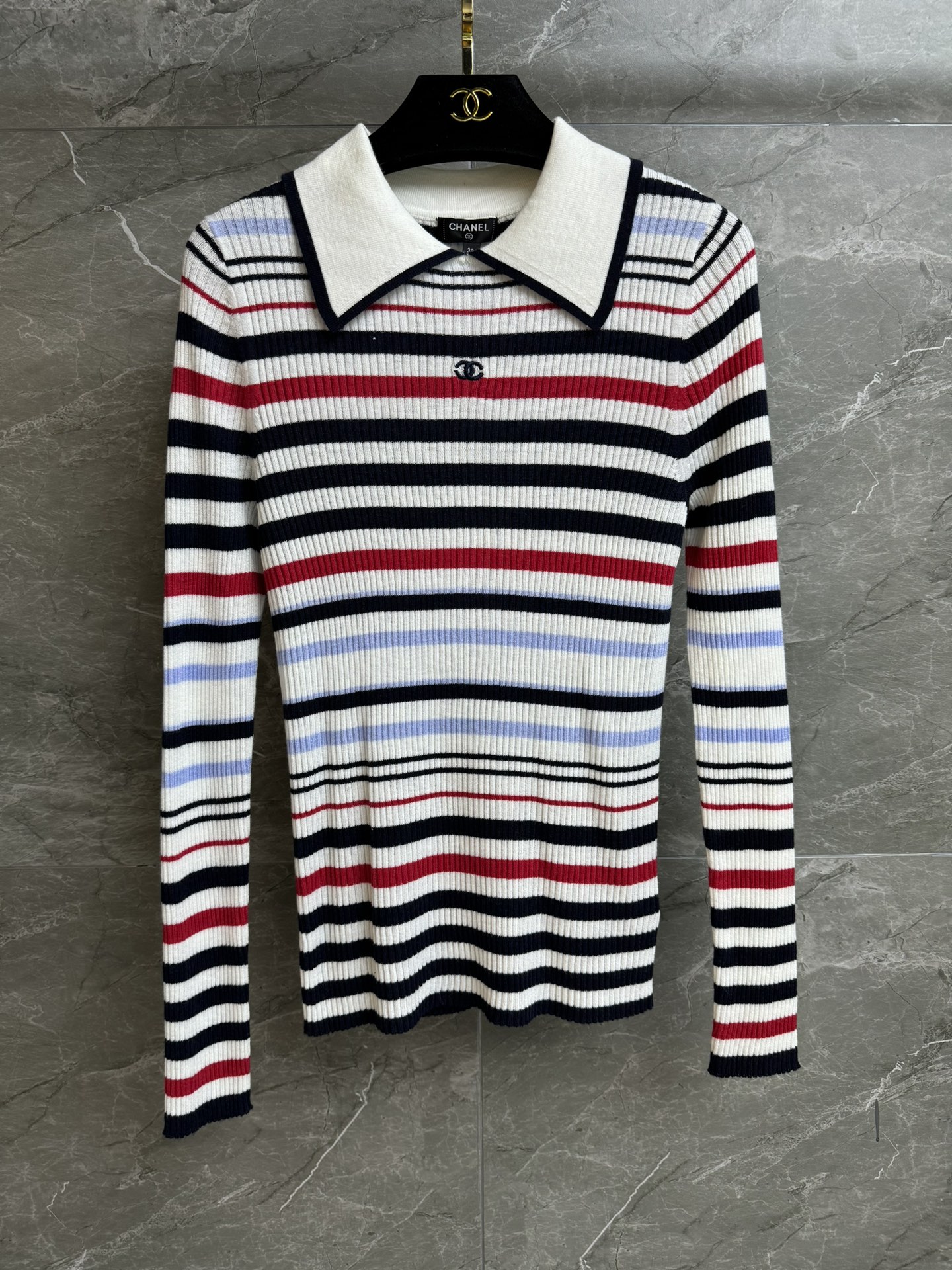 NO:656977,New arrivals for autumn and winter. Xiangjia colorful striped knitwear. New arrivals for autumn and winter 2025. Lapel neck design. Double C embroidery logo decoration. Colorful stripes and color matching. Fashionable and western style. Wool knitted fabric. Soft and comfortable. Stretch slim fit. The upper body is slim and elegant. Complete trademarks. Sizes: sml, chanel, alexander wang19860909秋冬新款上新啦 香家彩色条纹针织衫 2025秋冬新品 翻领领口设计 双C刺绣logo装饰点缀 彩色条纹拼色 时髦洋气 羊毛针织面料 柔软舒适 弹力修身版型 上身显瘦又气质 商标齐全 尺码sml,,chanel,alexander wang,Women's clothing