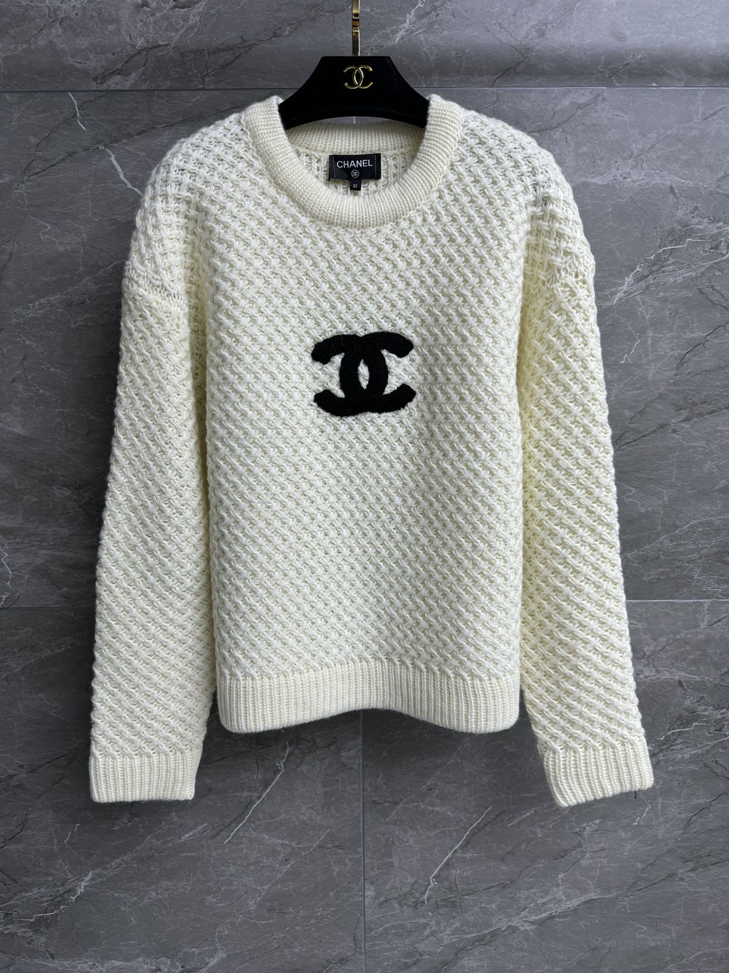 NO:656973,New arrivals for autumn and winter. Xiangjia Double C wool sweater. New arrival for autumn and winter 2025. Round neck and dropped shoulders design. Double C logo embroidered badge decoration. Simple and advanced. Customized wool knitted fabric. Comfortable and warm. Loose fit. The upper body looks slim and elegant. Complete trademarks, chanel, sweaters, alexander wang19860909秋冬新款上新啦 香家双C羊毛毛衣 2025秋冬新品 圆领落肩设计 双C logo刺绣徽章装饰点缀 简约高级 定制羊毛针织面料 舒适保暖 宽松版型 上身显瘦又气质 商标齐全,,chanel,sweaters,alexander wang,Women's clothing