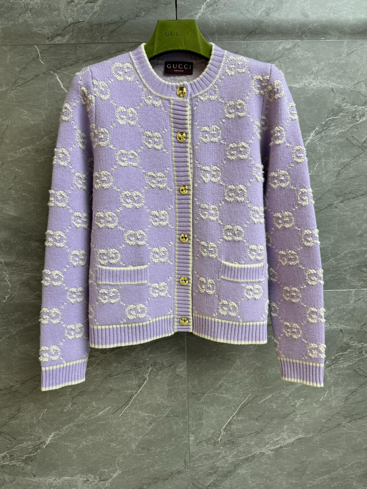 NO:657823,The high version has been shipped. G family velvet jacquard cardigan 2025 autumn and winter series. Round neck single-breasted design. Classic GG velvet jacquard pattern. New colors of forest green and light purple. Wool knitted fabric. Soft, thick and textured. Normal fit. The upper body is slim and elegant. Complete trademarks. Sizes SMLxL,,alexander wang19860909高版本出货啦 Ｇ家结子绒提花开衫 2025秋冬系列 圆领单排扣设计 经典GG结子绒提花图案 森林绿和浅紫新配色 羊毛针织面料 柔软厚实有质感 正常版型 上身显瘦又气质 商标齐全 尺码SMLxL,,alexander wang,Women's clothing