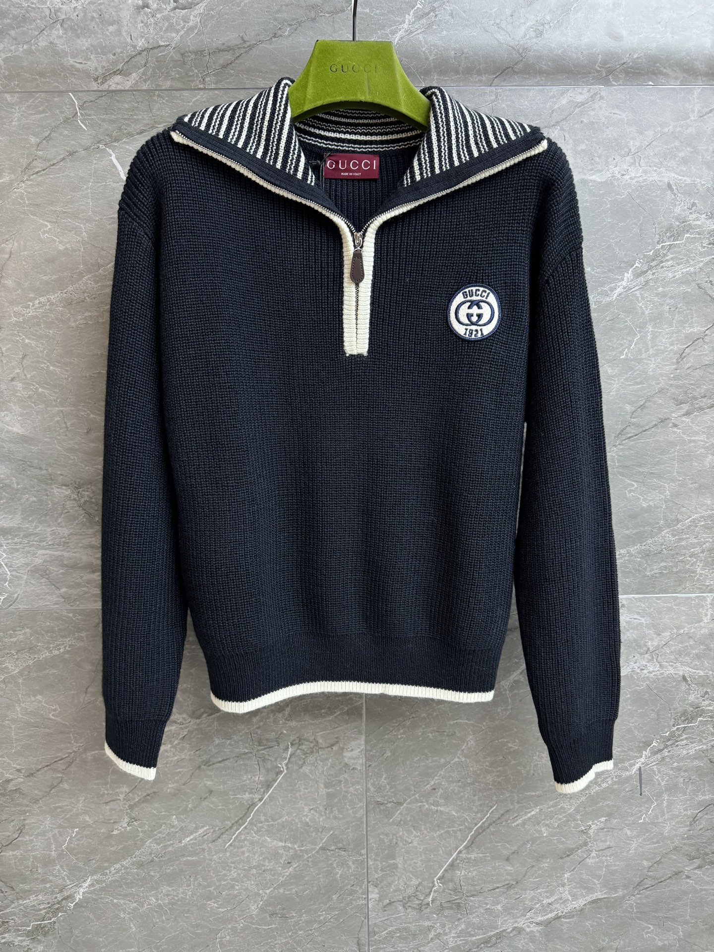 NO:657818,New autumn and winter new styles G half-zip sweater 2025 autumn and winter series Lapel half-zip design Retro stripe contrasting color Embroidered logo badge on the chest Casual, fashionable and high-end Wool knitted fabric Soft and comfortable Normal fit The upper body looks slim and elegant Complete trademarks Sizes SML, gucci, sweaters, alexander wang19860909秋冬新款上新啦 G家半拉链毛衣 2025秋冬系列 翻领半拉链设计 复古条纹撞色 胸前刺绣logo徽章点缀 休闲时髦高级 羊毛针织面料 柔软舒适 正常版型 上身显瘦又气质 商标齐全 尺码SML,,gucci,sweaters,alexander wang,Women's clothing