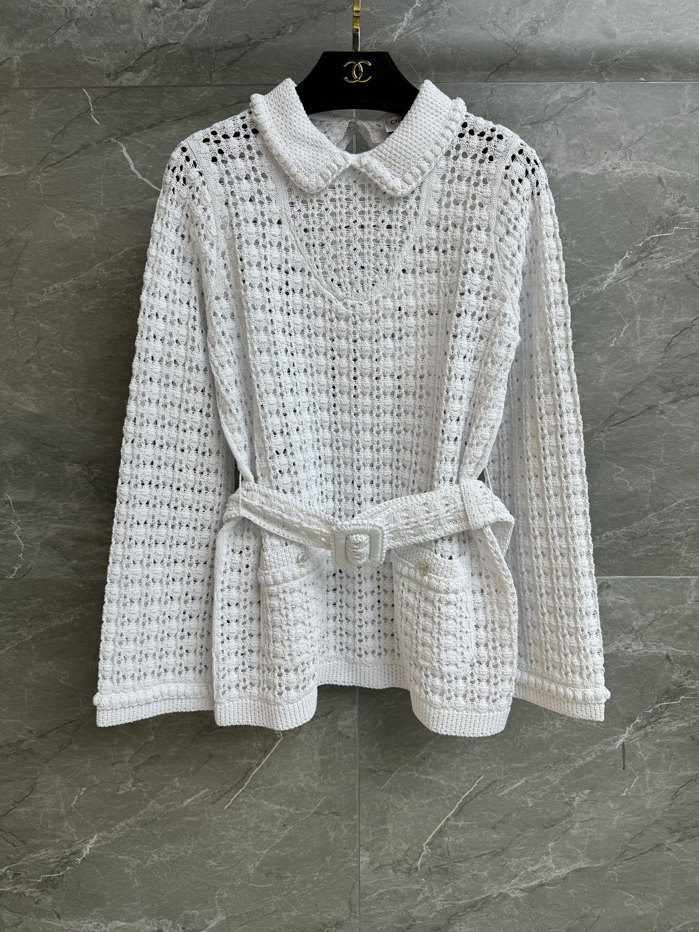 NO:658506,The high version has been shipped. Xiangjia hollow belt top 2026 early spring vacation series. Doll collar design. Three-dimensional hollow crochet knitting technology. Exquisite, elegant and unique. Cotton blended yarn. Comfortable, skin-friendly and breathable. Belt waist design. Upper body looks slim and elegant. Complete trademarks. Comes with cloth bag. Sizes SML, Chanel, Alexander Wang19860909高版本出货啦 香家镂空腰带上衣 2026早春度假系列 娃娃领设计 立体镂空钩针编织工艺 精致优雅独特 棉质混纺纱线 舒适亲肤透气 腰带收腰版型 上身显瘦又气质 商标齐全 配有布袋 尺码SML,,chanel,alexander wang,Women's clothing