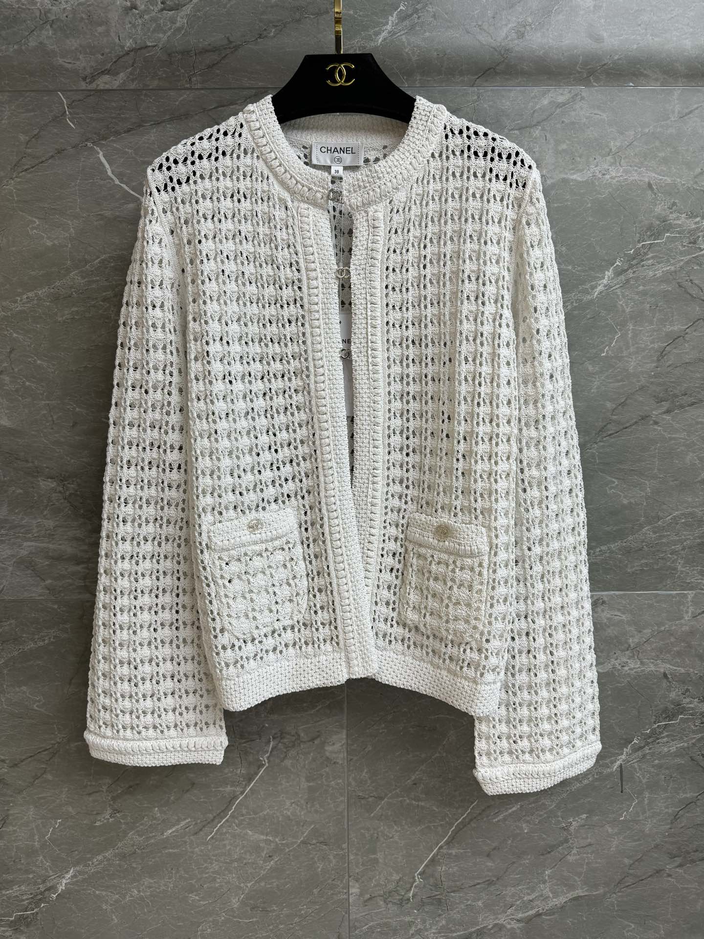 NO:658523,New styles for early spring are available. Xiangjia Hollow Knitted Cardigan 2026 Early Spring Series Round neck hook closure design Rhinestone logo button decoration Exquisite three-dimensional hollow knitting technology Lazy and a little sexy Cotton blended yarn Comfortable and stiff Normal fit The upper body is slim and elegant Complete trademarks Comes with a bag Size SML, Chanel, Alexander Wang19860909早春新款上新啦 香家镂空编织开衫 2026早春系列 圆领钩扣开合设计 水钻logo纽扣装饰 精致立体的镂空编织工艺 慵懒又带点性感 棉质混纺纱线 舒适挺括 正常版型 上身显瘦又气质 商标齐全 配有布袋 尺码SML,,chanel,alexander wang,Women's clothing