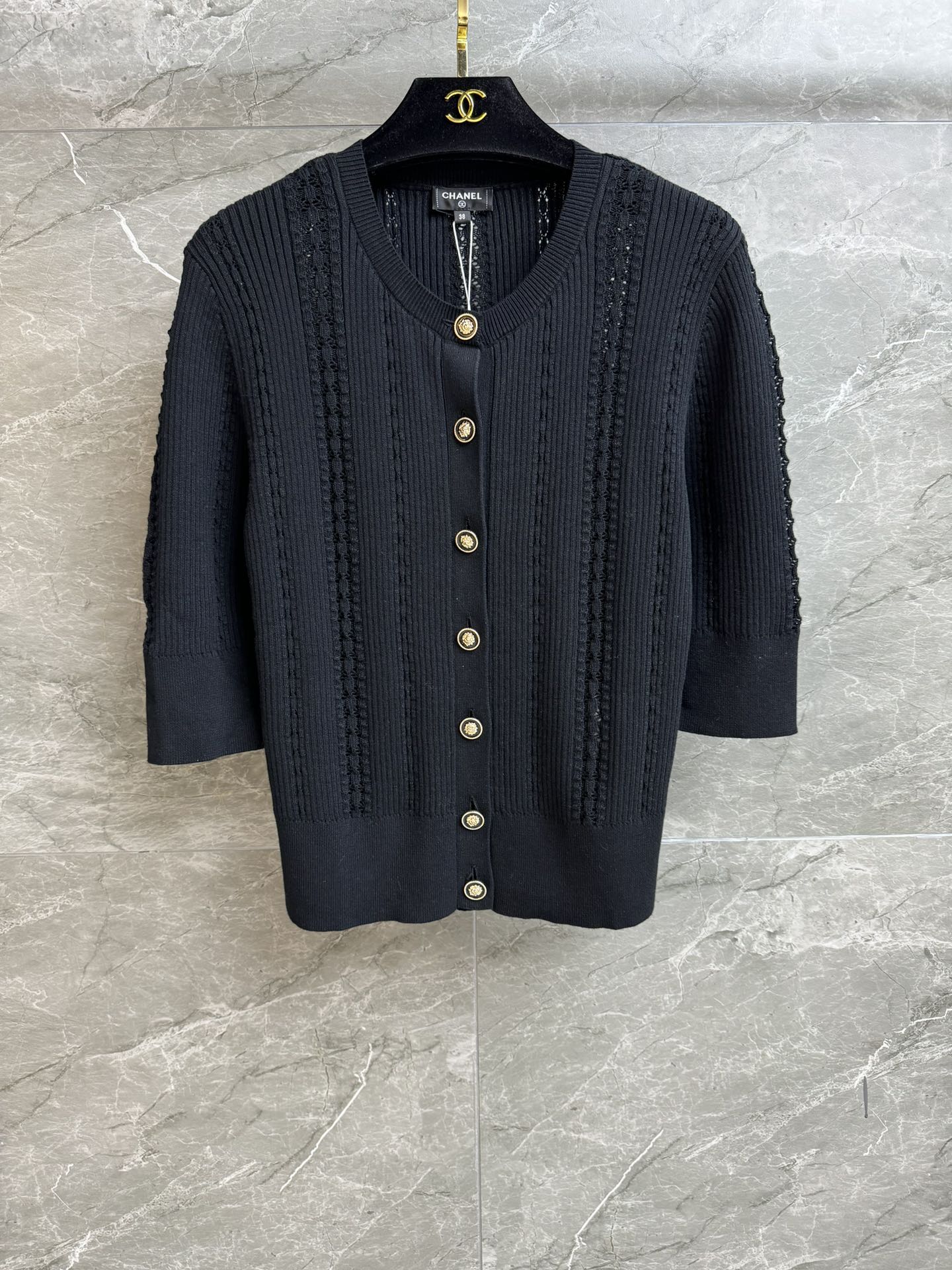 NO:658521,The new model for early spring has been shipped. Xiangjia Cable Hollow Short Cardigan 2026 Early Spring Series Round neck single-breasted design Exquisite cable hollow pattern Gentle and lazy high-end cotton knitted fabric Comfortable and breathable Short slim fit The upper body looks slim and elegant Complete trademarks Sizes SML, chanel, alexander wang19860909早春新款出货啦 香家绞花镂空短开衫 2026早春系列 圆领单排扣设计 精美的绞花镂空图案 温柔慵懒高级 棉质针织面料 舒适透气 短款修身版型 上身显瘦又气质 商标齐全 尺码SML,,chanel,alexander wang,Women's clothing