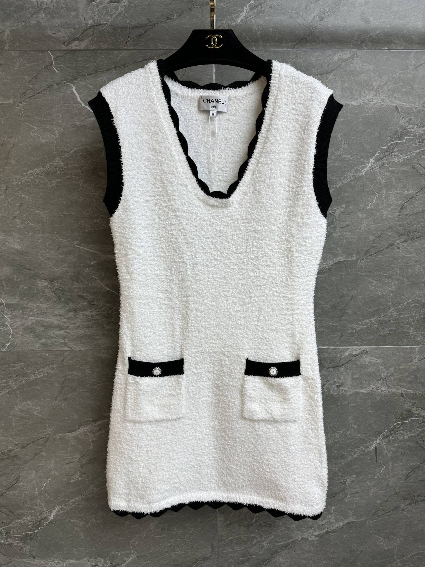 NO:658519,The new style of early spring has been shipped. Xiangjia wavy edge vest dress 2026 early spring series. Temperament V-neck neckline. Color-blocked wavy edge design. Exquisite double C button decoration. Age-reducing fashionable style. Customized towel fabric. Soft and comfortable. Straight version. The upper body looks slim and elegant. Complete trademarks. Comes with cloth bag. Sizes SML, chanel, skirts, alexander wang19860909早春新款出货啦 香家波浪边背心裙 2026早春系列 气质V领领口 拼色波浪边设计 精致双C纽扣装饰点缀 减龄时髦洋气 定制毛巾面料 柔软舒适 直筒版型 上身显瘦又气质 商标齐全 配有布袋 尺码SML,,chanel,skirts,alexander wang,Women's clothing