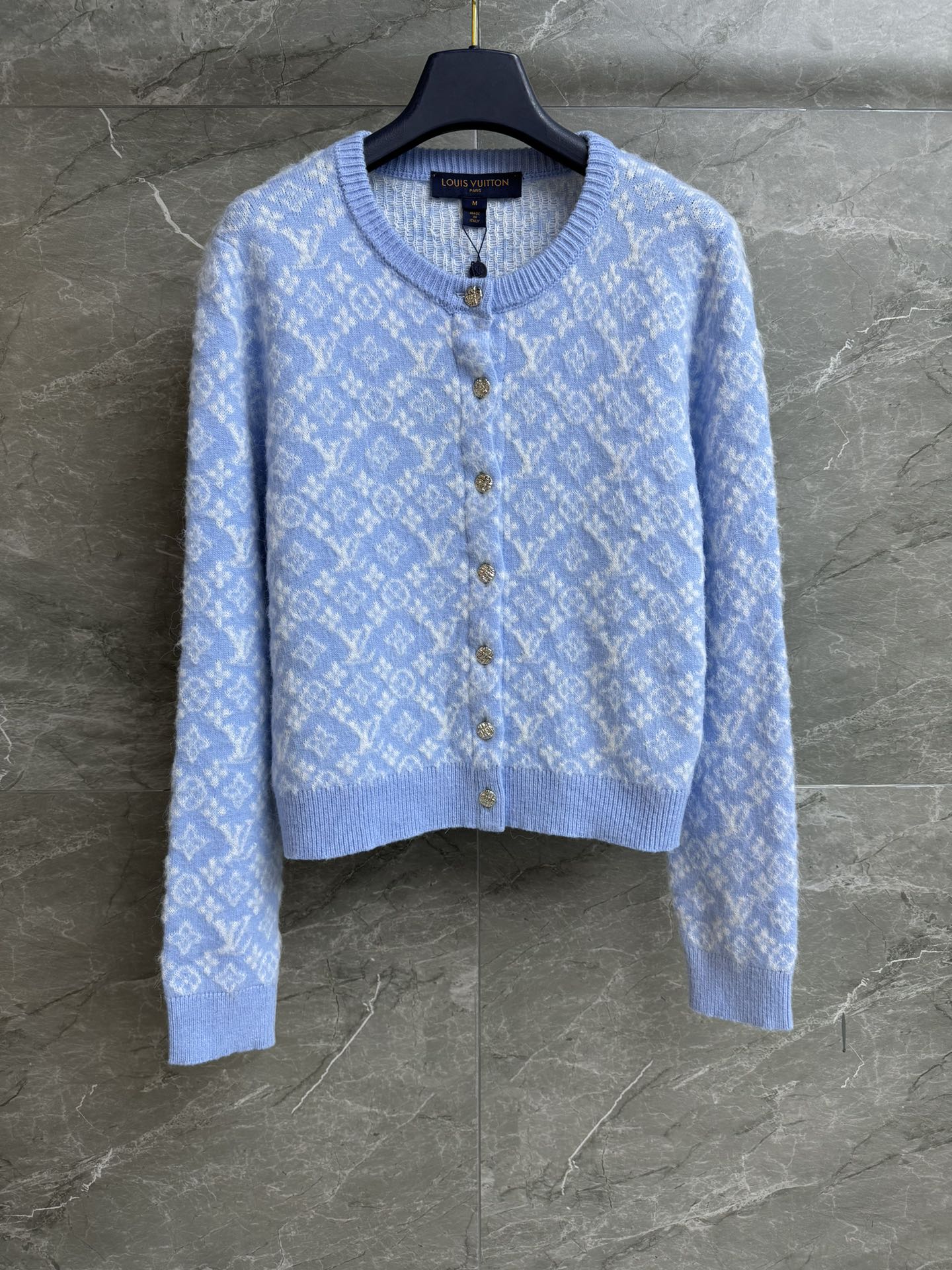 NO:658515,The new model for early spring has been shipped. L's blue presbyopic cardigan 2026 early spring series. Round neck single-breasted design. Classic presbyopic brushed jacquard pattern. The blue color is fresh and age-reducing. Wool blended knitted fabric highlights the matte velvet feel. Soft and not tied. Normal fit. The upper body is slim and elegant. Complete trademarks. Sizes SML, louis vuitton,  19860909早春新款出货啦 L家蓝色老花开衫 2026早春系列 圆领单排扣设计 经典老花拉绒提花图案 蓝色配色清新减龄 羊毛混纺针织面料 凸显雾面的绒感 柔软不扎 正常版型 上身显瘦又气质 商标齐全 尺码SML,,louis vuitton, ,Women's clothing