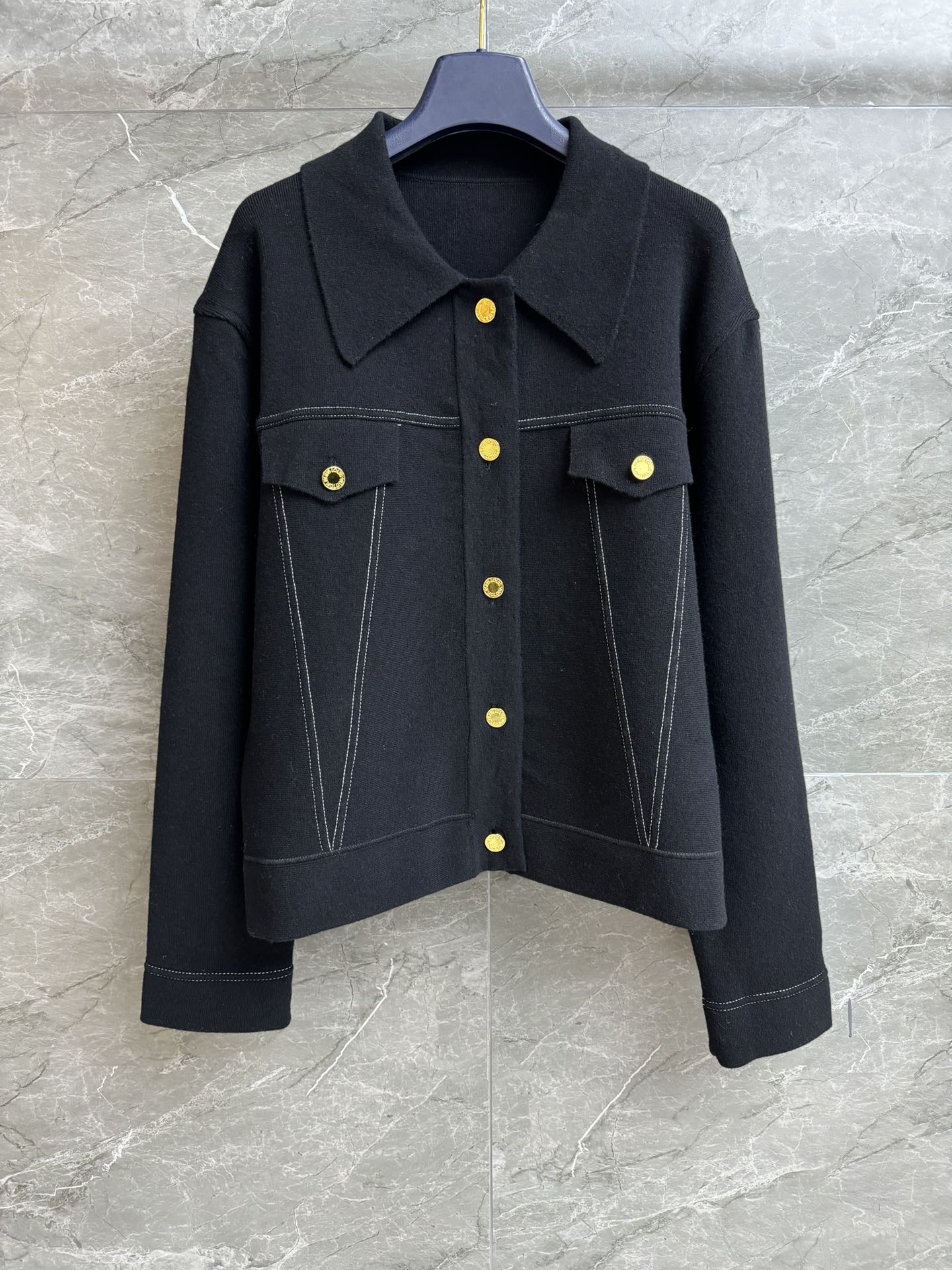 NO:658513,New styles for early spring are on sale. L's lapel knitted cardigan 2026 early spring series. Single-breasted lapel design. Retro gold logo button decoration. Painted stitching design. Simple and advanced. Wool blended knitted fabric. Comfortable and stylish. Loose fit. The upper body is slim and elegant. Complete trademarks. Sizes SML, louis vuitton,  19860909早春新款出货啦 L家翻领针织开衫 2026早春系列 翻领单排扣设计 复古金色logo纽扣装饰 彩绘缝线设计 简约高级 羊毛混纺针织面料 舒适有型 宽松版型 上身显瘦又气质 商标齐全 尺码SML,,louis vuitton, ,Women's clothing