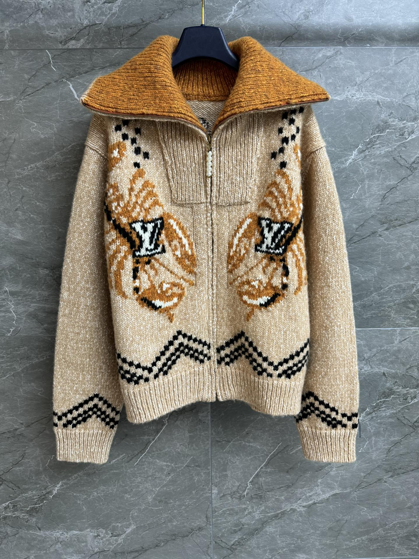 NO:658509,Autumn and winter new styles have been shipped. L's lobster jacquard cardigan Nigo co-branded series. Large lapel zipper design. Cherry blossom Japanese characters and lobster logo. Various pattern combinations. High-end fashionable and age-reducing. Cotton wool blended fabric. Thick and comfortable. Loose fit. The upper body is slim and elegant. Complete trademarks. Sizes SML, louis vuitton, alexander wang19860909秋冬新款出货啦 L家龙虾提花开衫 Nigo联名系列 大翻领拉链设计 樱花日文字样龙虾logo多种图案组合 高级时髦减龄 棉质羊毛混纺面料 厚实舒适 宽松版型 上身显瘦又气质 商标齐全 尺码SML,,louis vuitton,alexander wang,Women's clothing