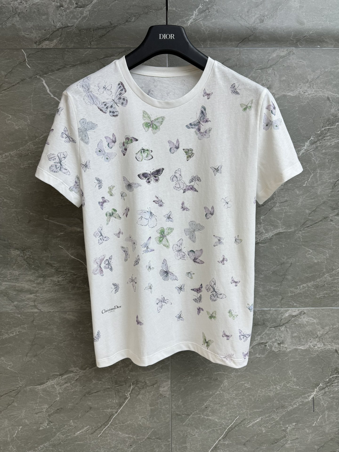NO:658507,New arrival in early spring. D family butterfly print T-shirt 2026 early spring series. Round neck design. Colorful butterfly print pattern. Logo printing embellishment on the hem. Fashionable and advanced for age reduction. Imported pure cotton fabric. Soft, comfortable and breathable. Normal fit. The upper body is slim and versatile. Complete trademarks. Sizes SML, dior, tees, t-shirt, alexander wang19860909早春新款上新啦 D家蝴蝶印花T恤 2026早春系列 圆领领口设计 五彩蝴蝶印花图案 下摆logo印花点缀 减龄时髦高级 进口纯棉面料 柔软舒适透气 正常版型 上身显瘦又百搭 商标齐全 尺码SML,,dior,tees，t-shirt,alexander wang,Women's clothing