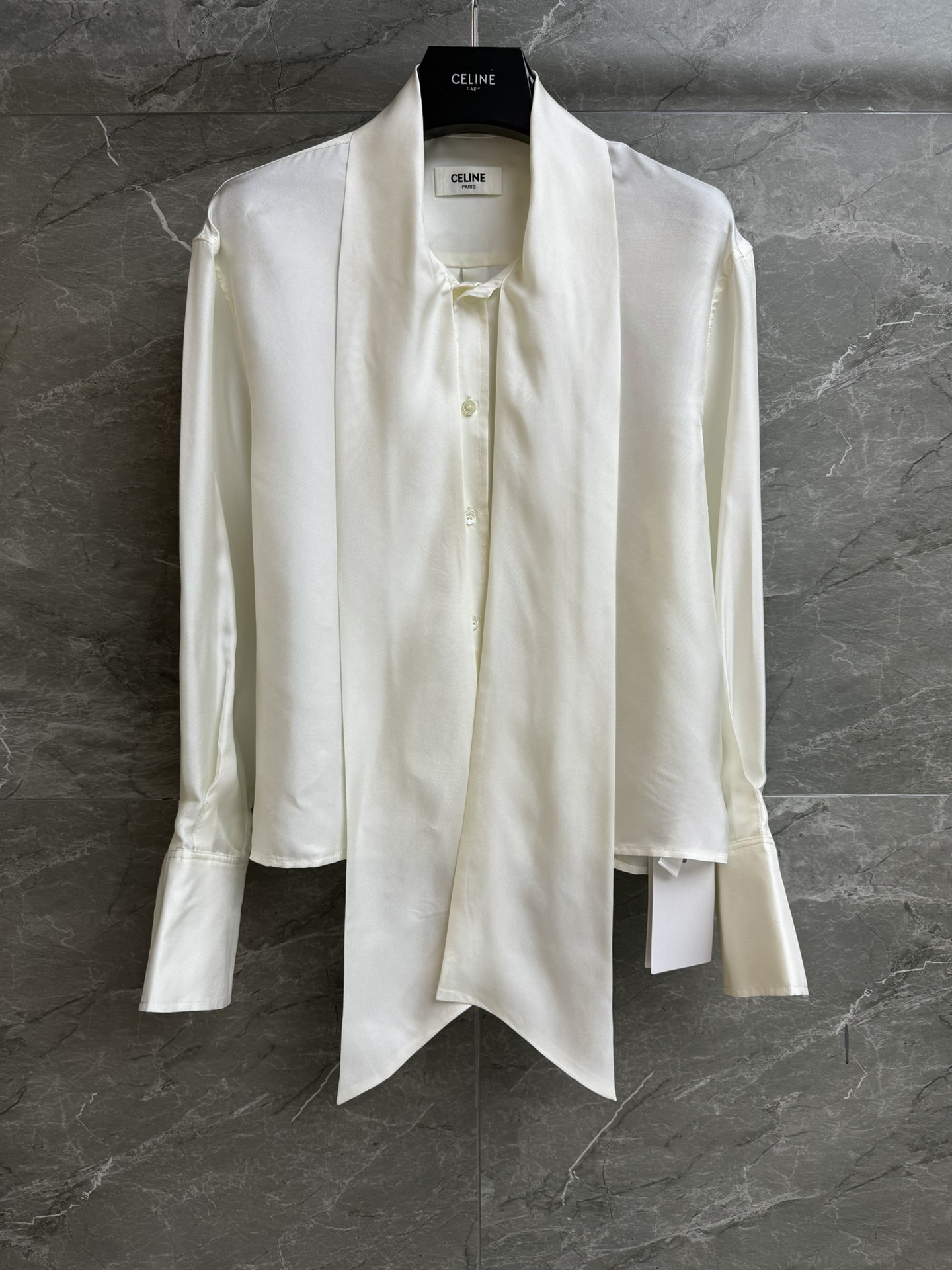 NO:664094,New styles for early spring are available. CL scarf silk shirt 2026 early spring series. Scarf tie design. Sleeve logo embroidery embellishment. French resort style. Customized silk fabric. Silky, comfortable and skin-friendly. Loose fit. The upper body looks slim and elegant. Complete trademarks. Sizes SML, shirts, real silk,  19860909早春新款上新啦 CL领巾真丝衬衫 2026早春系列 领巾系带设计 袖子logo刺绣点缀 法式度假风 定制真丝面料 丝滑舒适亲肤 宽松版型 上身显瘦又气质 商标齐全 尺码SML,,shirts,real silk, ,Women's clothing