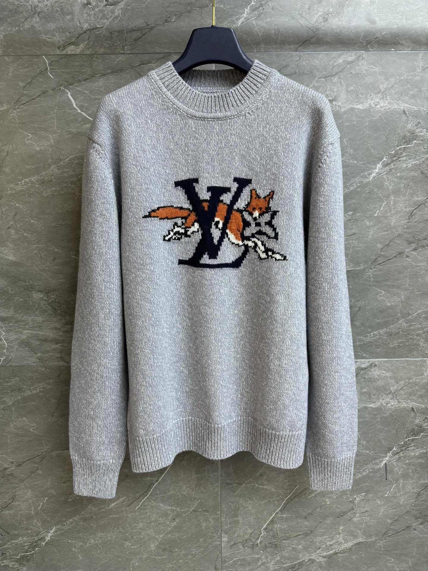 NO:665032,The high version is now available. L's fox knitted sweater 2026 early spring series. Round ribbed neckline. Cute and playful fox logo pattern. Fashionable and high-end. Wool blended knitted fabric. Soft, comfortable and textured. Loose fit. Can be worn by anyone. Same style for men and women. Complete trademarks. Sizes SML, louis vuitton, sweaters,  19860909高版本出货啦 L家狐狸针织毛衣 2026早春系列 圆领罗纹领口 可爱俏皮的狐狸logo图案 时髦高级 羊毛混纺针织面料 柔软舒适有质感 宽松版型 不挑人穿 男女同款 商标齐全 尺码SML,,louis vuitton,sweaters, ,Women's clothing