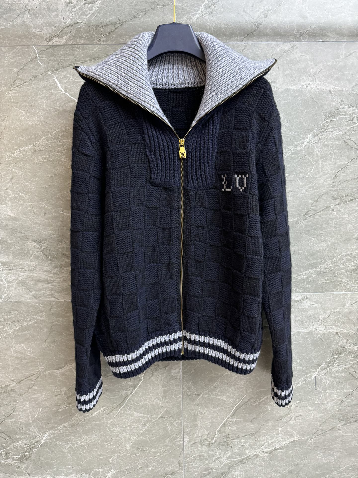 NO:715926,The high version is shipped. L family blue checkerboard cardigan 2026 early spring series. Lapel zipper design. Letter embroidery pattern on the chest. Logo leather label decoration on the back. Simple, fashionable and high-end. Wool blended knitted fabric. Thick and comfortable. Loose fit. Can be worn by anyone. Same style for men and women. Complete trademarks. Sizes SML, louis vuitton,19860909高版本出货啦 L家蓝色棋盘格开衫 2026早春系列 翻领拉链设计 胸前字母刺绣图案点缀 后背logo皮标装饰 简约时髦高级 羊毛混纺针织面料 厚实舒适 宽松版型 不挑人穿 男女同款 商标齐全 尺码SML,,louis vuitton,,Women's clothing