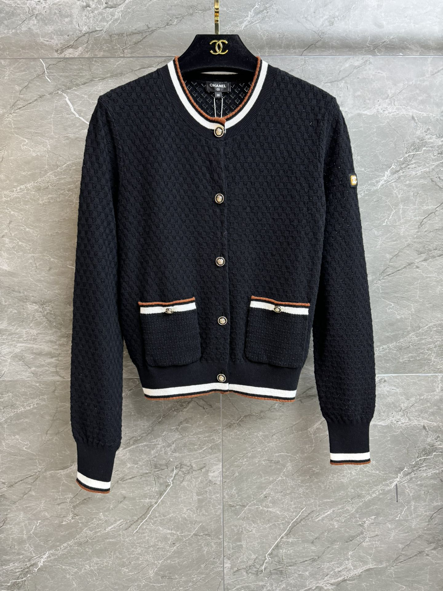 NO:665021,The high version is now shipping. Xiangjia Contrast Hollow Cardigan 2026 Early Spring Series Round neck stripe contrast edge design Sleeve logo badge embellishment Exquisite hollow woven texture Lazy and sophisticated feeling Cotton cashmere blended yarn Comfortable, skin-friendly and breathable Slim fit The upper body looks thin and elegant Complete trademarks Equipped with cloth bags Sizes SML, Chanel, Alexander Wang19860909高版本出货啦 香家撞色镂空开衫 2026早春系列 圆领条纹撞色边设计 袖子logo徽章点缀 精致镂空编织纹理 慵懒又带着精致感 棉质羊绒混纺纱线 舒适亲肤透气 修身版型 上身显瘦又气质 商标齐全 配有布袋 尺码SML,,chanel, ,Women's clothing