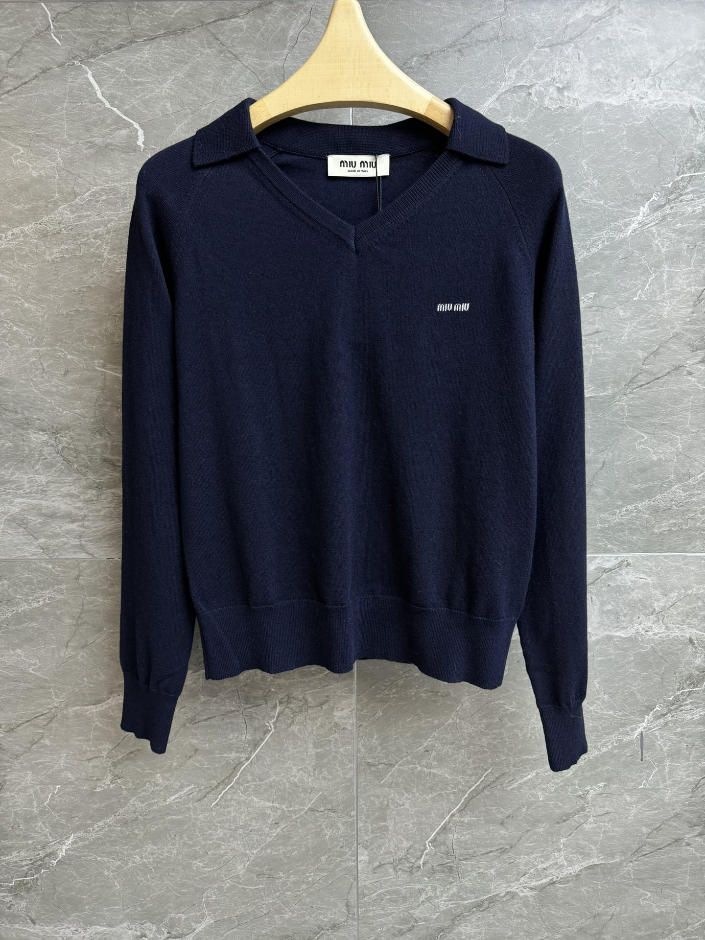 NO:665791,New arrival for early spring. Miu wool sweater 2026 early spring series. Temperamental V-neck design. Logo intarsia pattern embellishment on the chest. Simple and high-end color scheme. Wool knitted fabric. Light and comfortable. Normal fit. The upper body is slim and versatile. Complete trademarks. Sizes SML, miumiu,  19860909早春新款上新啦 Miu羊毛针织衫 2026早春系列 气质V领设计 胸前logo嵌花图案点缀 配色简约高级 羊毛针织面料 轻薄舒适 正常版型 上身显瘦又百搭 商标齐全 尺码SML,,miumiu, ,Women's clothing