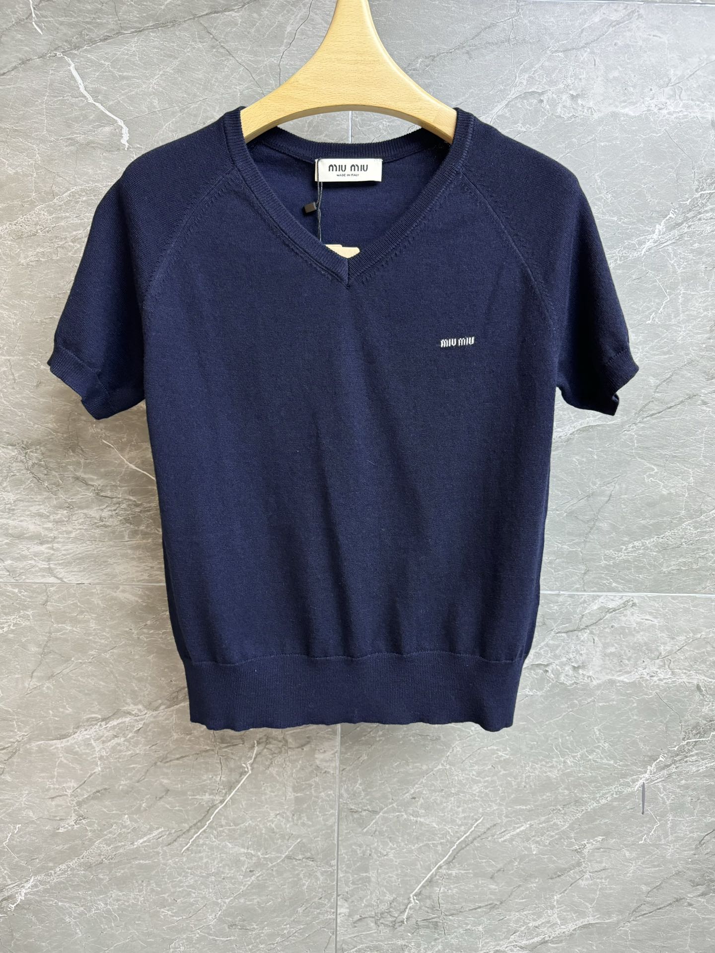 NO:665789,New style for early spring. Miu wool knitted short-sleeved 2026 early spring series. Temperamental V-neck design. Logo intarsia pattern embellishment on the chest. Simple and high-end color matching. Wool knitted fabric. Light and comfortable. Normal fit. The upper body is slim and versatile. Complete trademarks. Sizes SML, miumiu, T-shirt,  19860909早春新款上新啦 Miu羊毛针织短袖 2026早春系列 气质V领设计 胸前logo嵌花图案点缀 配色简约高级 羊毛针织面料 轻薄舒适 正常版型 上身显瘦又百搭 商标齐全 尺码SML,,miumiu,T-shirt, ,Women's clothing