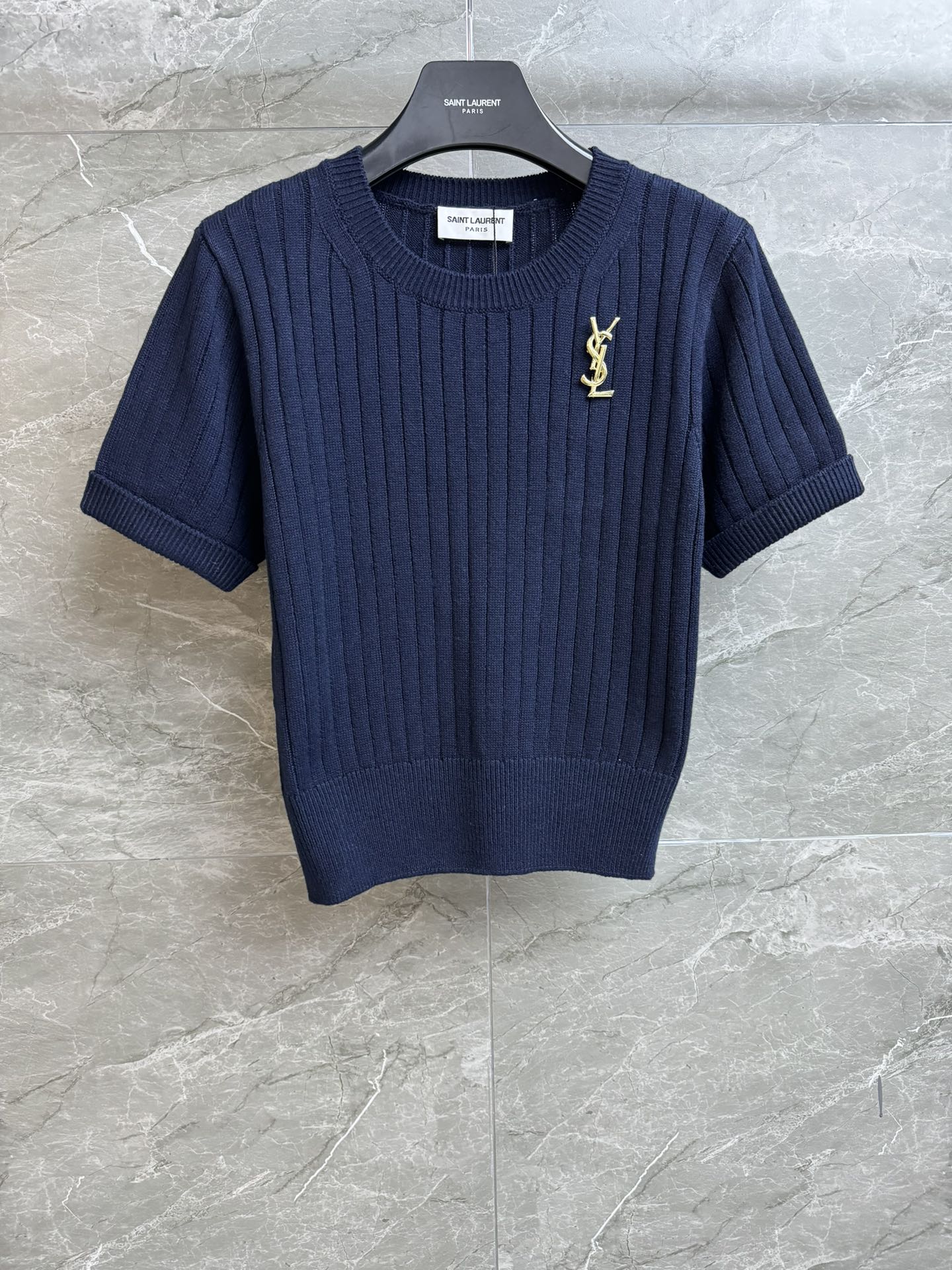 NO:665787,New styles for early spring are available!  YSL navy blue knitted short-sleeve 2026 early spring series Round neck design YSL metal logo decoration Fashionable and high-end cotton knitted fabric Comfortable and skin-friendly Elastic slim fit The upper body looks slim and elegant Complete trademarks Sizes SML, saint laurent, T-shirt,  19860909早春新款上新啦！ YSL藏青色针织短袖 2026早春系列 圆领领口设计 YSL金属标志装饰点缀 时髦高级 棉质针织面料 舒适亲肤 弹力修身版型 上身显瘦又气质 商标齐全 尺码SML,,saint laurent,T-shirt, ,Women's clothing