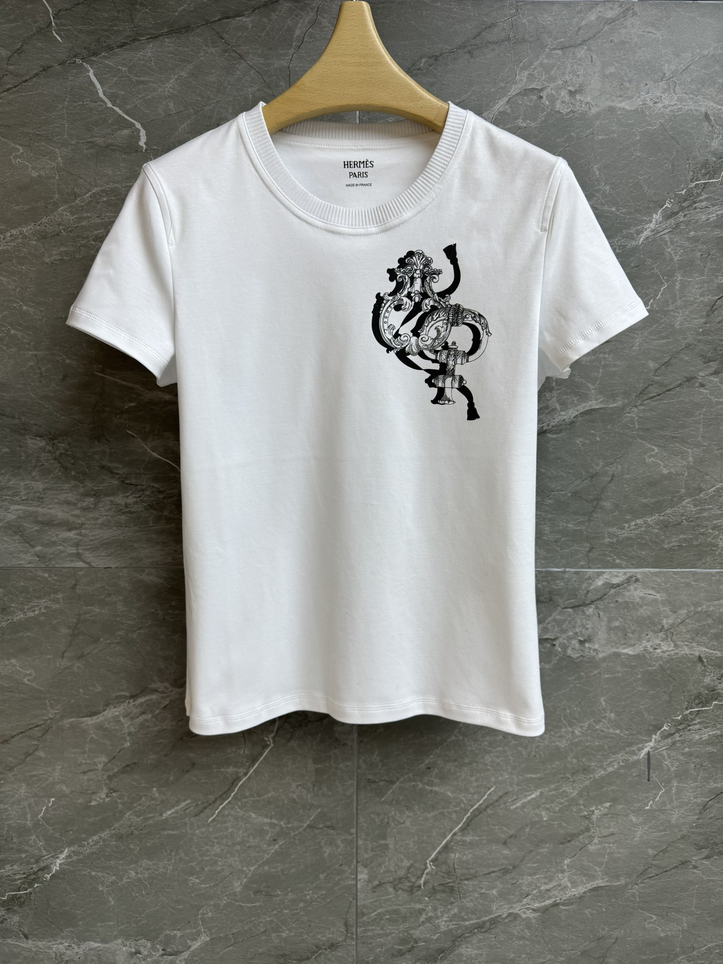 NO:665783,New styles for early spring are available. H family iron print T-shirt 2025 early spring series. Round ribbed neckline. Small iron print pattern printed on the front. Retro and fashionable high-end. Customized pure cotton fabric. Comfortable, skin-friendly and breathable. Normal fit. The upper body looks slim and elegant. Sizes SML, tees, t-shirt,  19860909早春新款上新啦 Ｈ家铁饰印花T恤 2025早春系列 圆领罗纹领口 正面印有小型铁饰印花图案 复古时髦高级 定制纯棉面料 舒适亲肤透气 正常版型 上身显瘦又气质 尺码SML,,tees，t-shirt, ,Women's clothing