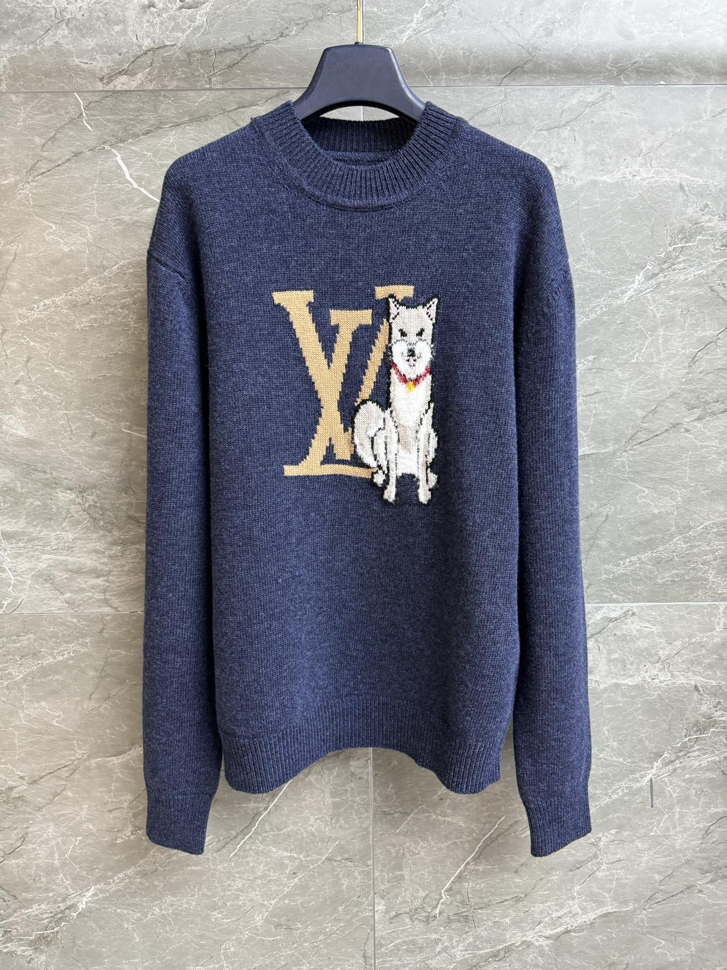 NO:665781,The high version is out. L's dog letter sweater 2026 early spring series. Round ribbed neckline. Cute puppy letter intarsia pattern. Age-reducing and fashionable and high-end. Wool knitted fabric. Soft and comfortable. Loose fit. Can be worn by anyone. Same style for men and women. Complete trademarks. Sizes SML, Louis Vuitton, Sweaters, Alexander Wang19860909高版本出货啦 L家狗狗字母毛衣 2026早春系列 圆领罗纹领口 可爱的小狗字母嵌花图案 减龄时髦高级 羊毛针织面料 柔软舒适 宽松版型 不挑人穿 男女同款 商标齐全 尺码SML,,louis vuitton,sweaters, ,Women's clothing