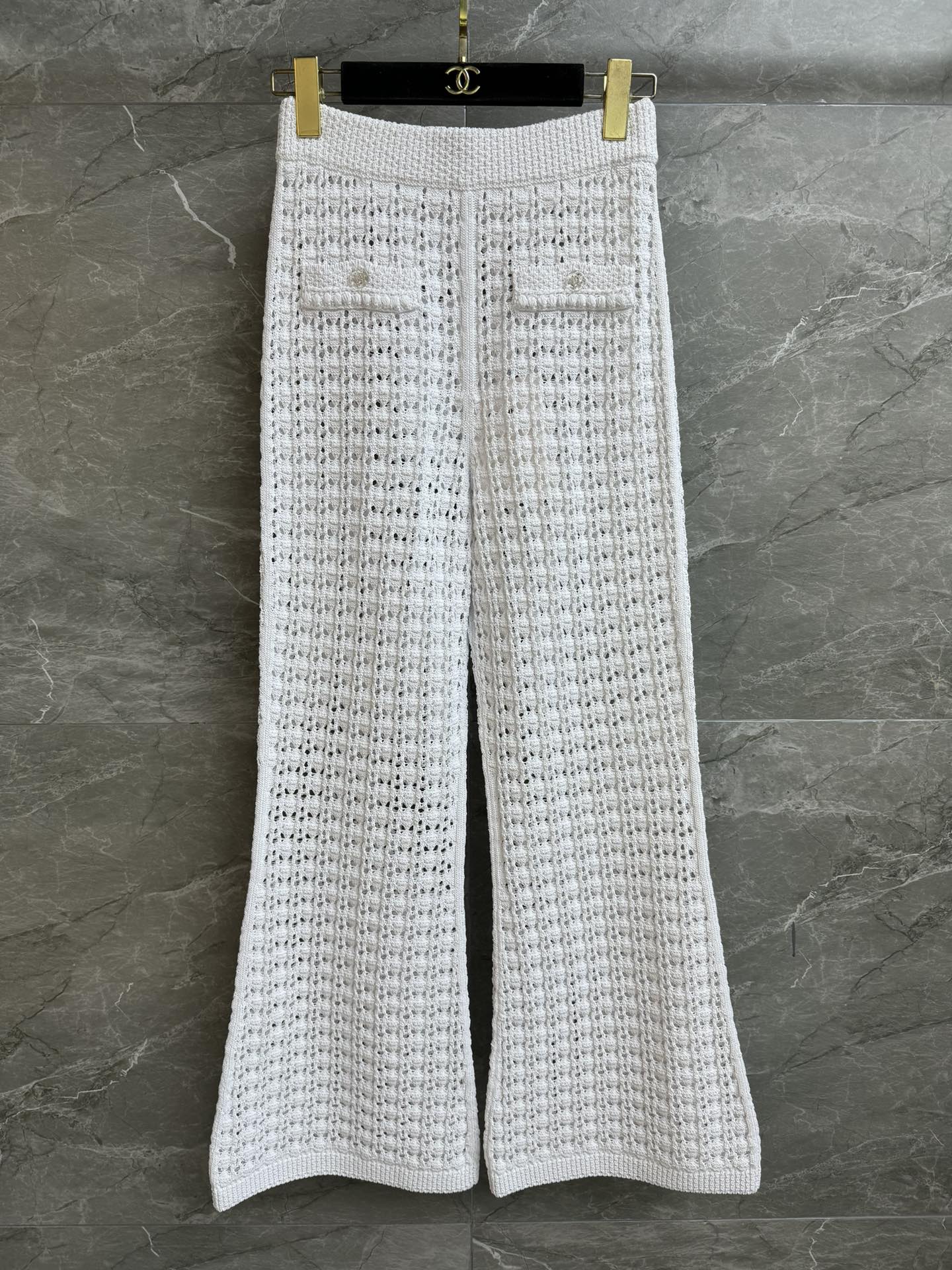 NO:665777,The high version has been shipped. Xiangjia hollow woven trousers 2026 early spring series. Elastic elastic waistband. Double C diamond buckle decoration. Exquisite three-dimensional hollow weaving. Very beautiful. Cotton blended yarn. Stiff and comfortable. High-waisted bell-bottom version. The upper body is slim and elegant. Complete trademarks. Comes with cloth bag. Sizes SML, Chanel, Alexander Wang19860909高版本出货啦 香家镂空编织长裤 2026早春系列 松紧弹力腰头 双C钻扣装饰 精致立体的镂空编织 很有美感 棉质混纺纱线 挺括舒适 高腰喇叭裤版型 上身显瘦又气质 商标齐全 配有布袋 尺码SML,,chanel, ,Women's clothing
