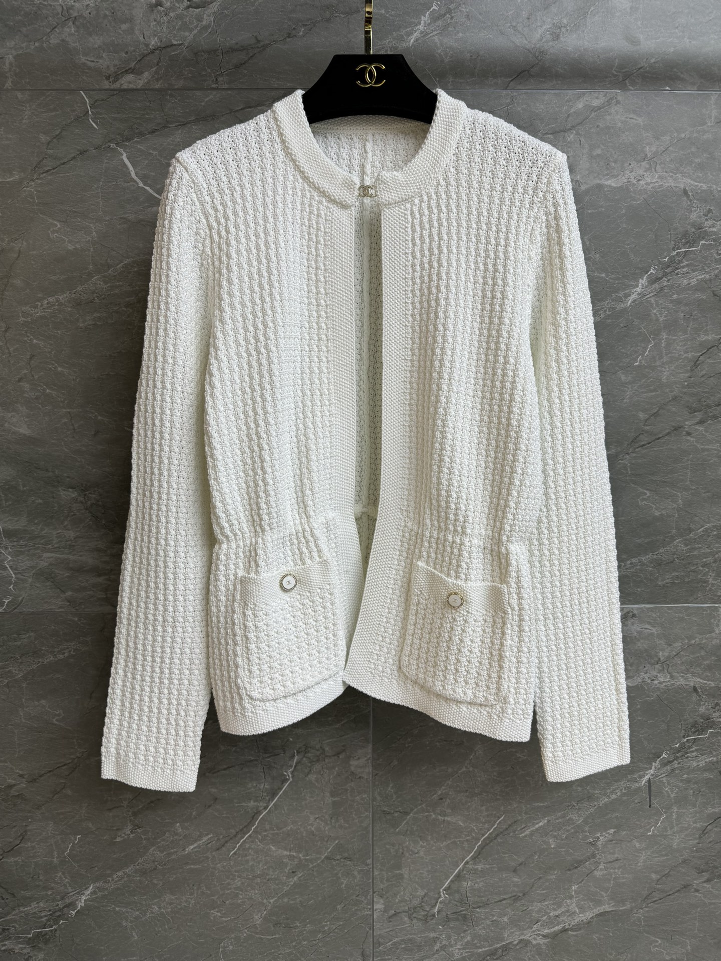 NO:665774,The new model for early spring is now available. Xiangjia Pocket Drawstring Cardigan 2026 Early Spring Series Round neck hook closure design Rhinestone logo button decoration Exquisite crochet texture Pocket drawstring straps to tighten the waist Fashionable and Western-style Cotton blended knitted fabric Stiff and comfortable Normal fit The upper body is slim and elegant Complete trademarks Sizes SML, Chanel, Alexander Wang19860909早春新款出货啦 香家口袋抽绳开衫 2026早春系列 圆领钩扣开合设计 水钻logo纽扣装饰 精致钩花编织纹理 口袋抽绳绑带收腰 时髦洋气 棉质混纺针织面料 挺括舒适 正常版型 上身显瘦又气质 商标齐全 尺码SML,,chanel, ,Women's clothing