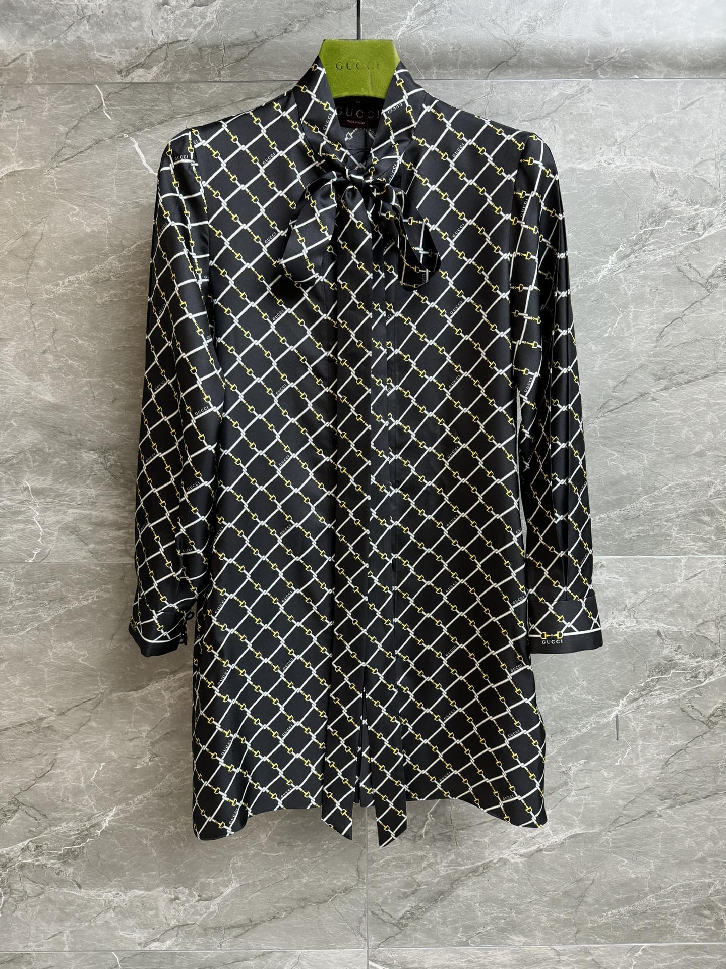 NO:666266,New autumn and winter styles are available. G's Ma Yan buckle silk dress. 2025 autumn and winter series. Ribbon tie neck. Classic logo Ma Yan buckle printed pattern. Retro and high-end. Customized silk fabric. Skin-friendly and comfortable. Very vertical. Normal fit. The upper body is slim and elegant. Complete trademarks. Sizes SML, gucci, skirts, real silk,  19860909秋冬新款上新啦 G家马衍扣真丝连衣裙 2025秋冬系列 飘带系带领口 经典logo马衍扣印花图案 复古又高级 定制真丝面料 亲肤舒适 很有垂直感 正常版型 上身显瘦又气质 商标齐全 尺码SML,,gucci,skirts,real silk, ,Women's clothing