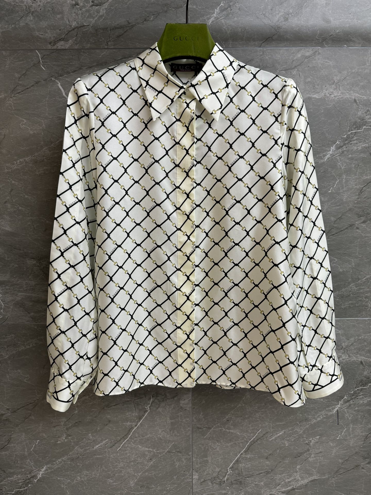 NO:666262,New autumn and winter styles are available. G Jia horse button silk shirt 2025 autumn and winter series. Lapel neckline. Classic horse button printing pattern. Retro fashionable and high-end. Customized silk fabric. Skin-friendly and comfortable. Very vertical. Loose fit. The upper body is slim and elegant. Complete trademarks. Sizes SML, gucci, real silk,  19860909秋冬新款上新啦 G家马衍扣真丝衬衣 2025秋冬系列 翻领领口领口 经典马衍扣印花图案 复古时髦高级 定制真丝面料 亲肤舒适 很有垂直感 宽松版型 上身显瘦又气质 商标齐全 尺码SML,,gucci,real silk, ,Women's clothing