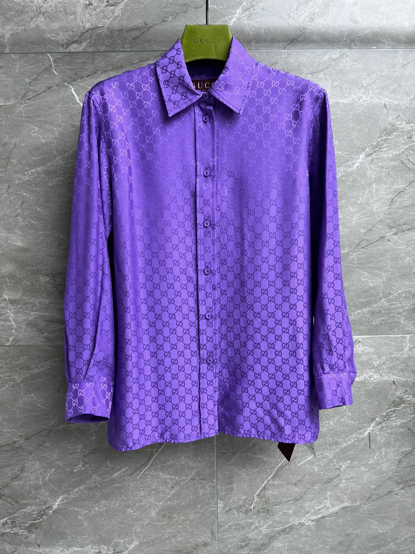 NO:694341,Autumn and winter new models have been shipped. G's jacquard silk shirt 2025 autumn and winter series. Lapel neck design. Purple double G jacquard pattern. Elegant, fashionable and luxurious color matching. Customized silk fabric. Silky and skin-friendly with drape. Normal fit. The upper body looks slim and elegant. Complete trademarks. Sizes SML, gucci, real silk,19860909秋冬新款出货啦 G家提花真丝衬衣 2025秋冬系列 翻领领口设计 紫色双G提花图案 配色优雅时髦贵气 定制真丝面料 丝滑亲肤有垂感 正常版型 上身显瘦又气质 商标齐全 尺码SML,,gucci,real silk,,Women's clothing