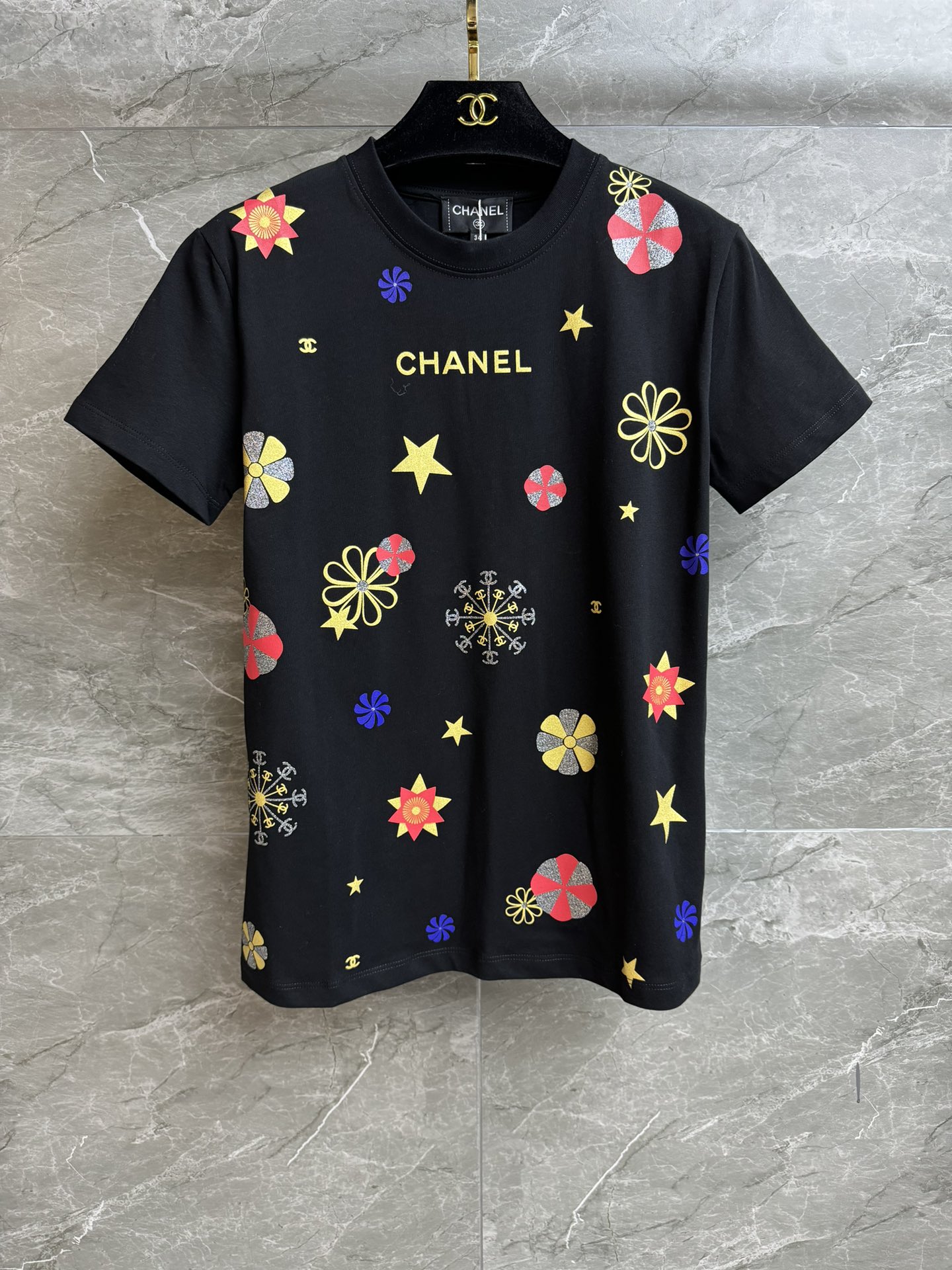 NO:666258,New autumn and winter styles are available. Xiangjia colorful ball printed T-shirt 2025 autumn and winter series. Round neck design. Colorful spherical star logo printing pattern. Fashionable and western color matching. Imported pure cotton fabric. Comfortable and skin-friendly. Normal fit. The upper body looks slim and elegant. Complete trademarks. Sizes SML, chanel, tees, t-shirt,  19860909秋冬新款上新啦 香家彩球印花T恤 2025秋冬系列 圆领领口设计 彩色球状星星logo印花图案 配色时髦洋气 进口纯棉面料 舒适亲肤 正常版型 上身显瘦又气质 商标齐全 尺码SML,,chanel,tees，t-shirt, ,Women's clothing
