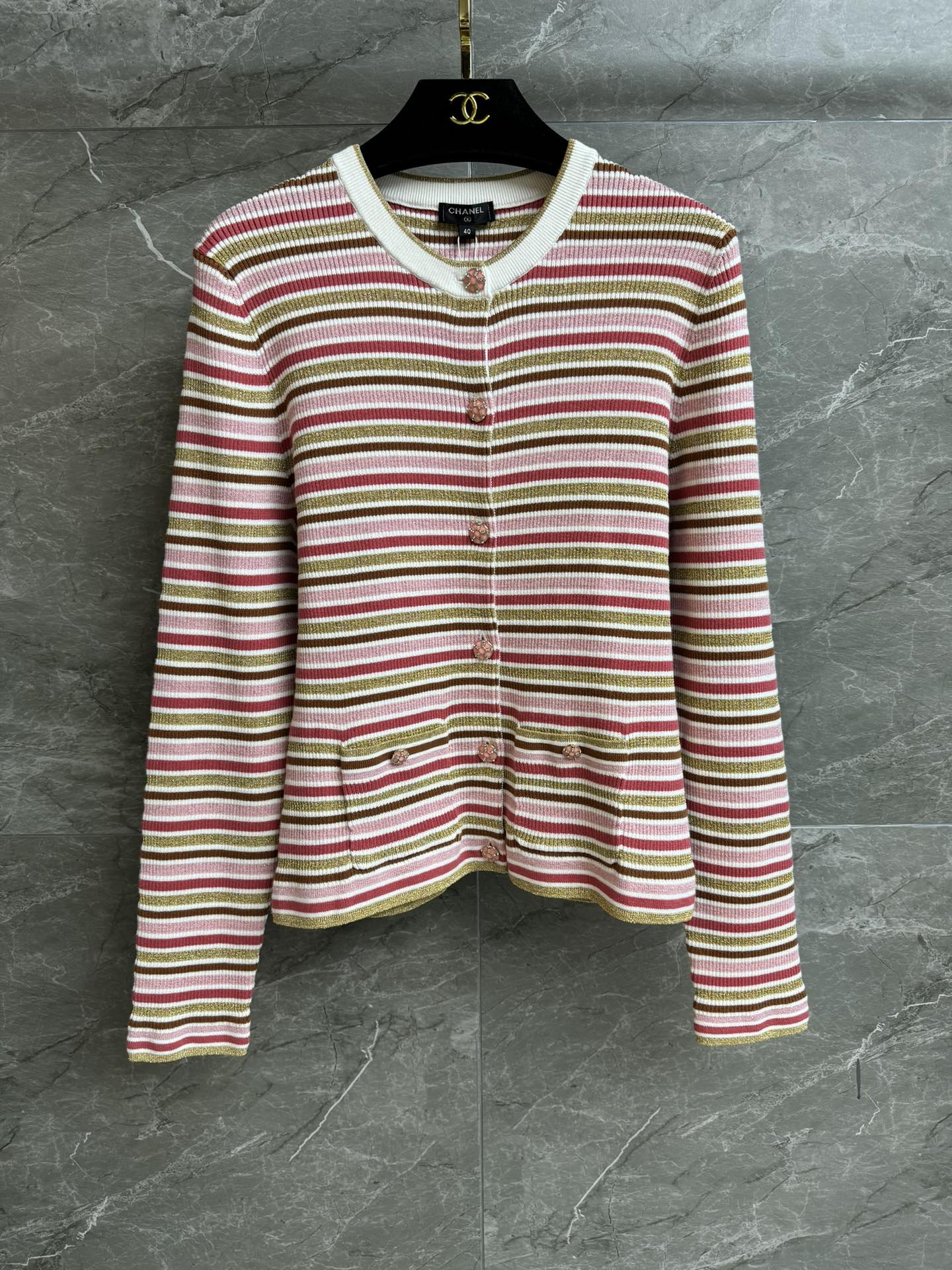 NO:708487,The higher version is now shipping. Chanel colorful striped cardigan 2026 early spring series. Round neck single-breasted design. Exquisite button decoration. Colorful stripes contrast. Age-reducing and fashionable. Custom-dyed cotton blended fabric. Comfortable and skin-friendly. Stretch slim fit. The upper body is slim and elegant. Complete trademarks. Comes with cloth bag. Size SML,,chanel,19860909高版本出货啦 香家彩色条纹开衫 2026早春系列 圆领单排扣设计 精致纽扣装饰点缀 彩色条纹撞色 减龄时髦洋气 定染棉质混纺面料 舒适亲肤 弹力修身版型 上身显瘦又气质 商标齐全 配有布袋 尺码SML,,chanel,,Women's clothing