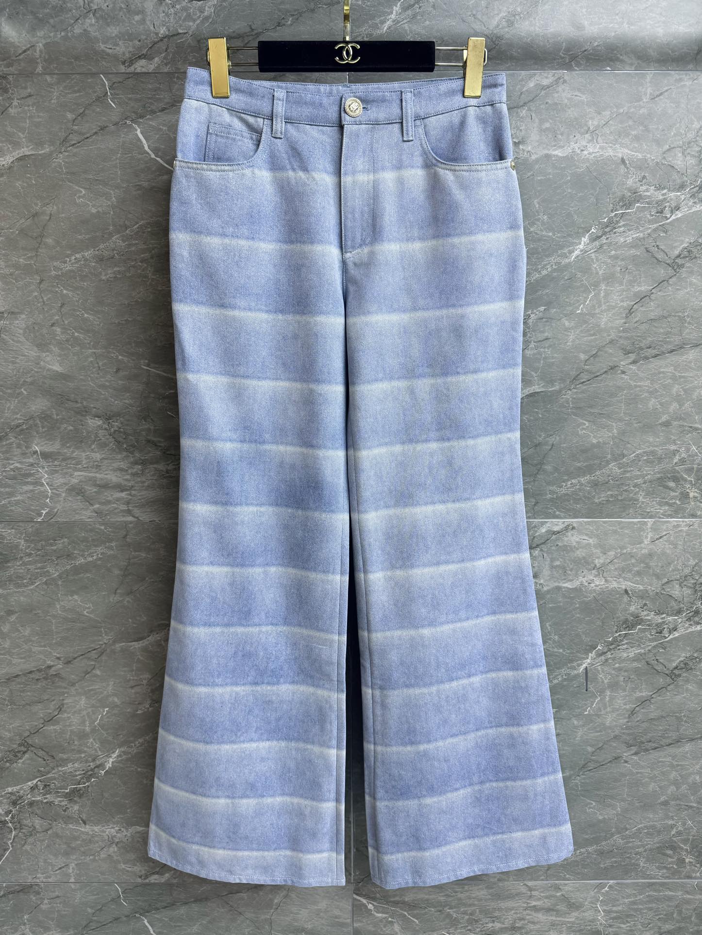 NO:666749,New styles for early spring are available. Xiangjia blue and white striped jeans 2026 early spring series. High-waisted design elongates the leg proportions. Double C-engraved logo buttons are embellished. Blue and white stripes are smudged with fine glitter. Fashionable and high-end. Enzyme washed denim fabric. Flared wide-leg pants. The upper body is slim and versatile. Complete trademarks. Sizes SML, chanel, jeans,  19860909早春新款上新啦 香家蓝白条纹牛仔裤 2026早春系列 高腰设计拉长腿部比例 双C刻印logo纽扣点缀 蓝白条纹晕染 带着细闪 时髦洋气高级 酵素水洗牛仔面料 微喇阔腿裤版型 上身显瘦又百搭 商标齐全 尺码SML,,chanel,jeans, ,Women's clothing
