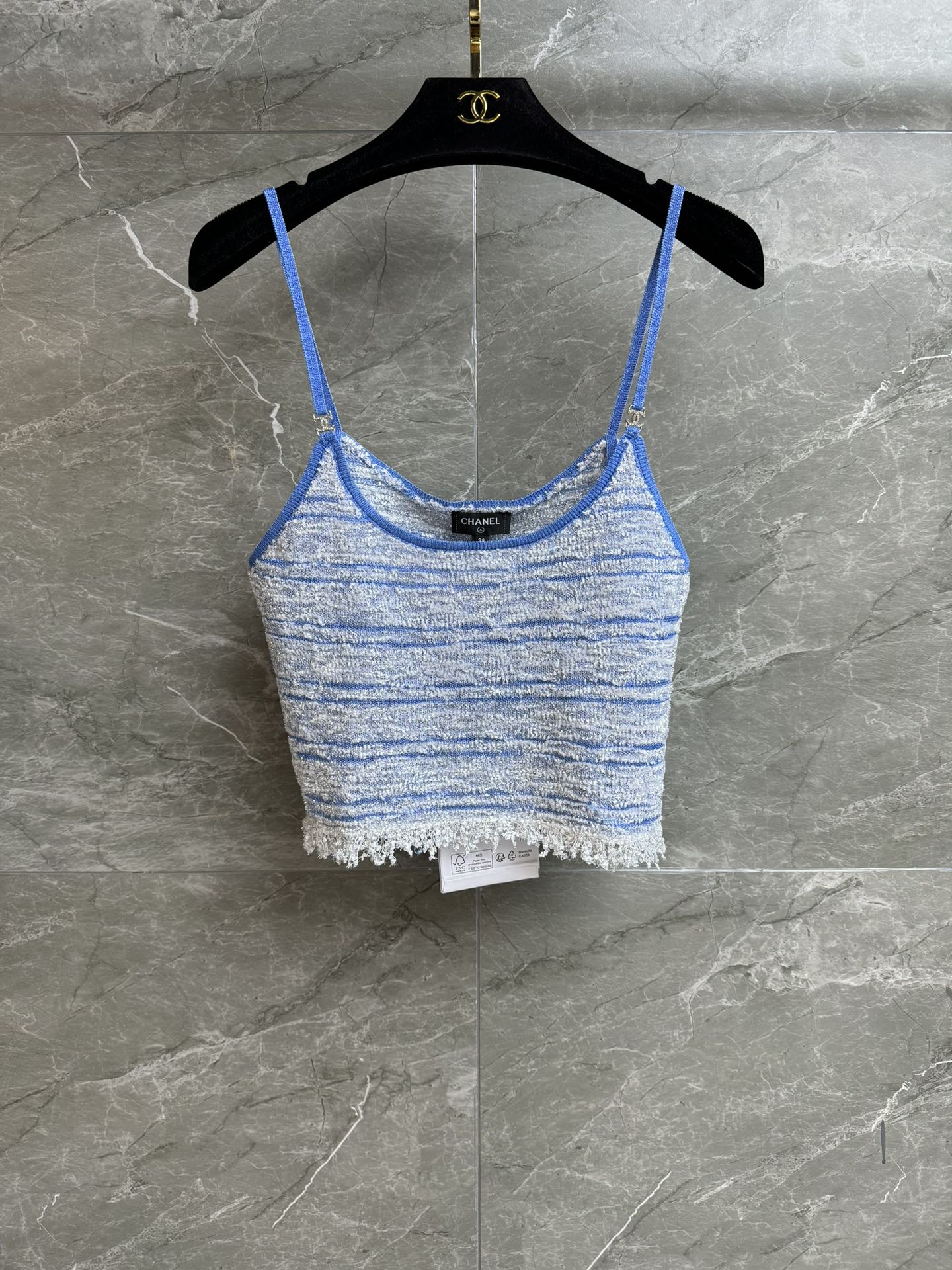 NO:666744,The new model for early spring has been shipped. Xiangjia blue tassel vest 2026C early spring series Exquisite rhinestone logo connected suspenders Tassel raw edge embellishment Smart and eye-catching Customized colorful gauze bright silk tweed blended fabric Soft and comfortable Short version The upper body is slim and fashionable Sexy and sweet style Complete trademarks Sizes sml, chanel,  19860909早春新款出货啦 香家蓝色流苏背心 2026C早春系列 精致水钻logo连接吊带 流苏毛边点缀 灵动吸睛 定制彩纱亮丝花呢混纺面料 柔软舒适 短款版型 上身显瘦又时髦 性感甜辣风 商标齐全 尺码sml,,chanel, ,Women's clothing