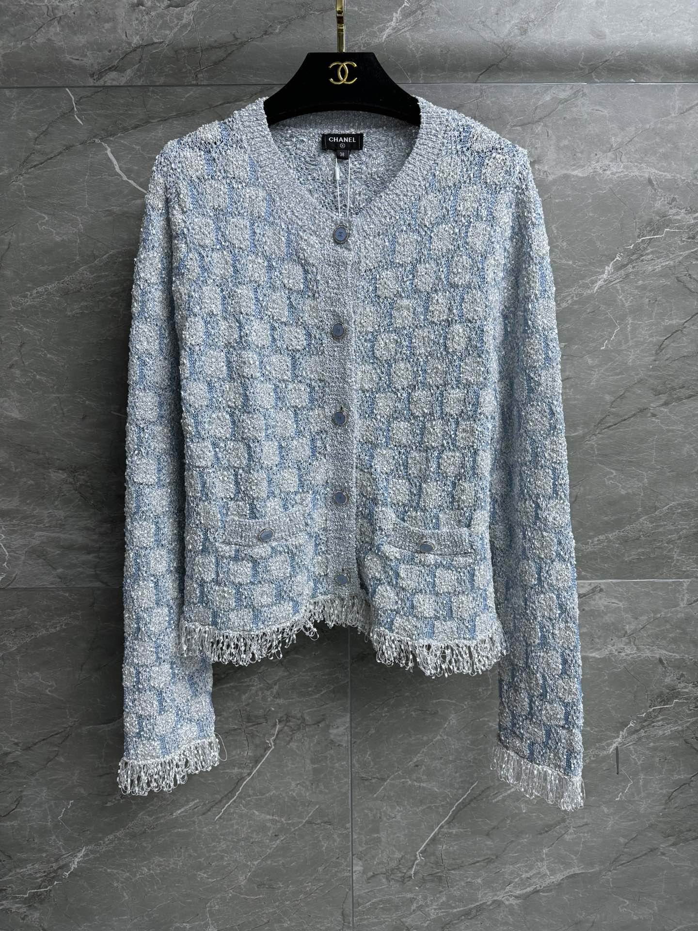 NO:666737,The new model for early spring has been shipped. Xiangjia Bright Thread Tassel Cardigan 2026C Early Spring Series Round neck single-breasted design Colored yarn bright silk heavy weaving The fringe raw edges on the hem are fashionable and eye-catching Customized yarn is soft and comfortable Short version The upper body is slim and elegant Complete trademarks Sizes sml, chanel,  19860909早春新款出货啦 香家亮线流苏开衫 2026C早春系列 圆领单排扣设计 彩纱亮丝重工编织 下摆流苏毛边点缀 时髦吸睛 定制纱线柔软舒适 短款版型 上身显瘦又气质 商标齐全 尺码sml,,chanel, ,Women's clothing