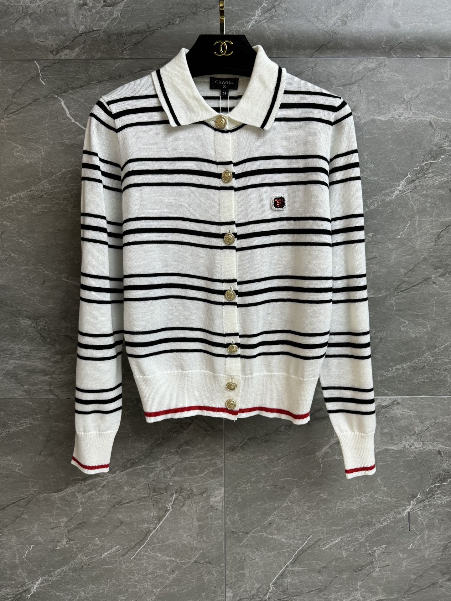 NO:666735,The new model for early spring has been shipped. Xiangjia Contrast Stripe Cardigan 2026 Early Spring Series Single-breasted lapel design Sequined logo badge on the chest Classic stripe contrasting color Casual and fashionable style Customized knitted fabric Light and comfortable Normal fit The upper body is slim and versatile. Complete trademarks Sizes SML, Chanel, Alexander Wang19860909早春新款出货啦 香家撞色条纹开衫 2026早春系列 翻领单排扣设计 胸前亮片logo徽章点缀 经典条纹撞色 休闲时髦洋气 定制针织面料 轻薄舒适 正常版型 上身显瘦又百搭 商标齐全 尺码SML,,chanel, ,Women's clothing