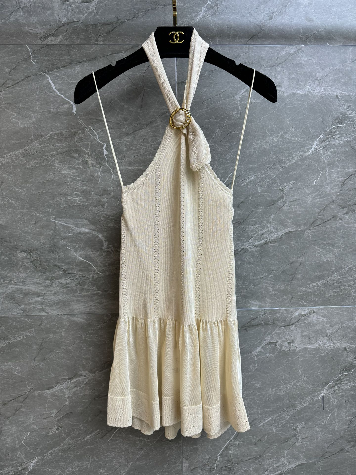 NO:666730,The new style of early spring has been shipped. Xiangjia halter neck halter top 2026 early spring series French halter neck strapless design Metal ring decoration Ruffled hem decoration Sexy and charming high-end custom knitted fabric Silky and skin-friendly and comfortable Elastic slim fit The upper body is slim and elegant Complete trademarks Sizes SML, chanel,  19860909早春新款出货啦 香家挂脖吊带上衣 2026早春系列 法式挂脖露肩设计 金属圆环装饰 下摆荷叶边点缀 性感迷人高级 定制针织面料 丝滑亲肤舒适 弹力修身版型 上身显瘦又气质 商标齐全 尺码SML,,chanel, ,Women's clothing