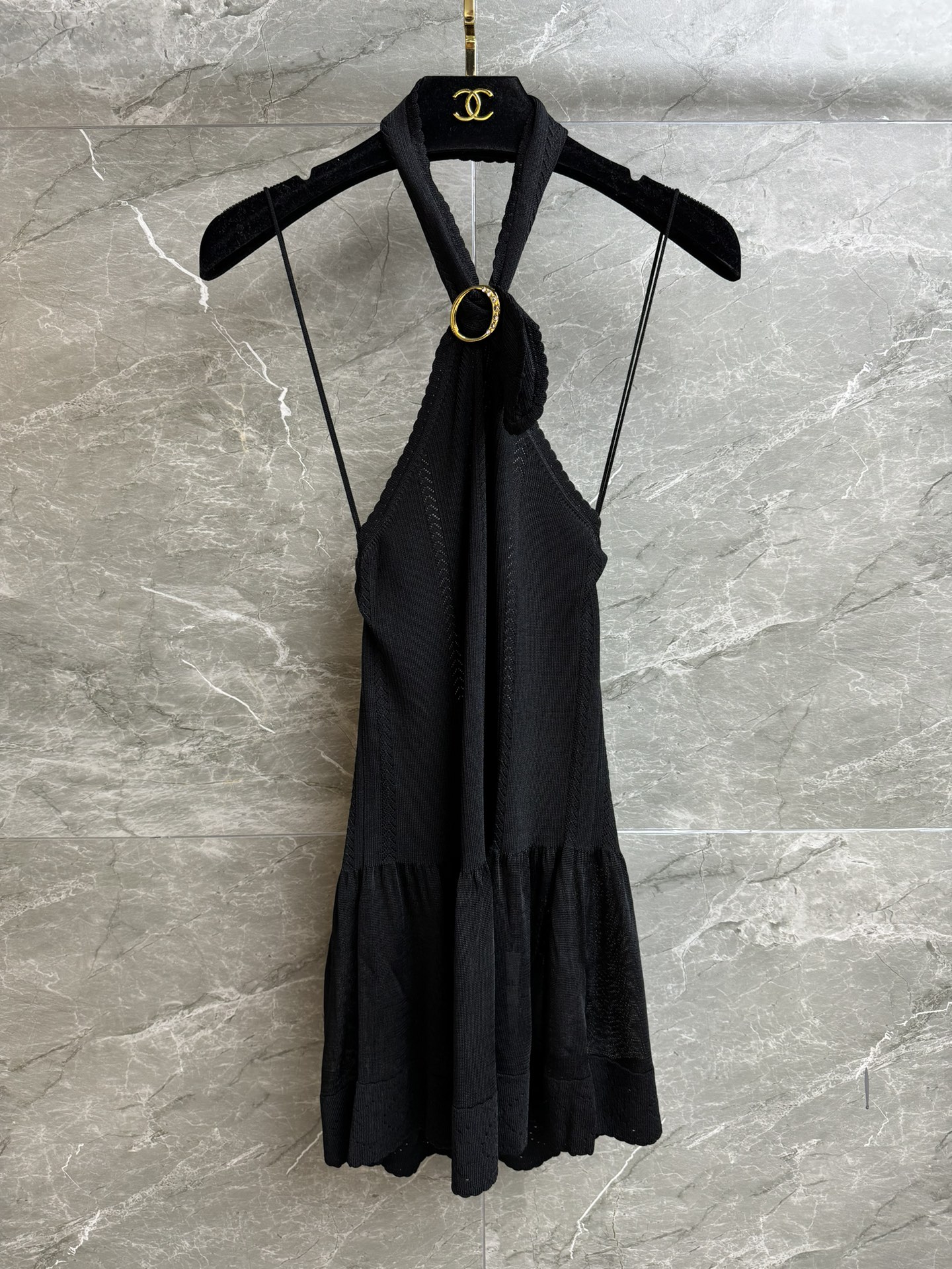 NO:666725,The new style of early spring has been shipped. Xiangjia halter neck halter top 2026 early spring series French halter neck strapless design Metal ring decoration Ruffled hem decoration Sexy and charming high-end custom knitted fabric Silky and skin-friendly and comfortable Elastic slim fit The upper body is slim and elegant Complete trademarks Sizes SML, chanel,  19860909早春新款出货啦 香家挂脖吊带上衣 2026早春系列 法式挂脖露肩设计 金属圆环装饰 下摆荷叶边点缀 性感迷人高级 定制针织面料 丝滑亲肤舒适 弹力修身版型 上身显瘦又气质 商标齐全 尺码SML,,chanel, ,Women's clothing