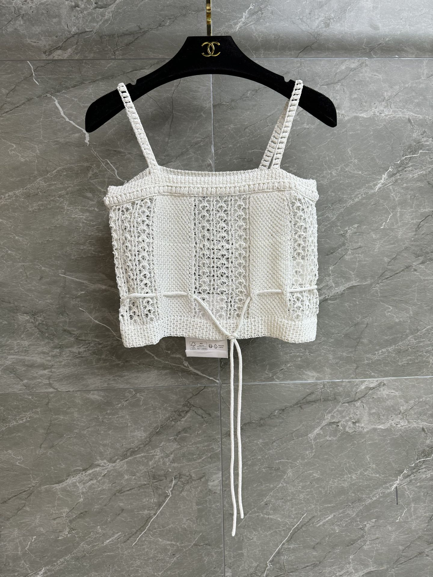 NO:686653,New styles for early spring are available!  Xiangjia hollow drawstring vest 2026 early spring series Hem drawstring design Crocheted hollow weaving texture Exquisite and lazy with design Customized cotton blended yarn Comfortable and crisp Short version The upper body is slim and fashionable Complete trademarks Size SML,,chanel,19860909早春新款上新啦！ 香家镂空抽绳背心 2026早春系列 下摆抽绳设计 钩编镂空编织纹理 精致慵懒有设计感 定制棉质混纺纱线 舒适挺括 短款版型 上身显瘦又时髦 商标齐全 尺码SML,,chanel,,Women's clothing