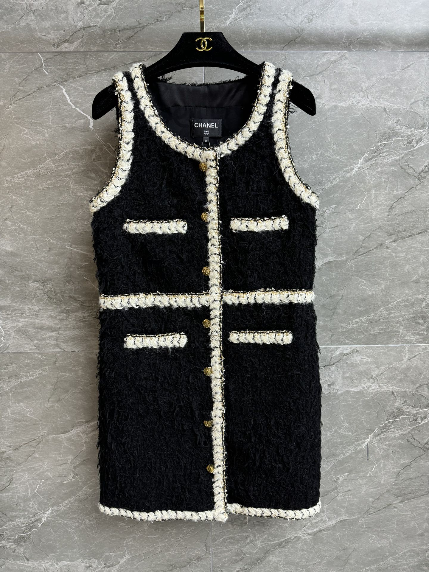 NO:667158,The higher version is shipping!  Xiangjia black fur vest dress 2025 autumn and winter series Contrasting color splicing design Retro gold buckle decoration Exquisite and elegant Customized wool woven tweed fabric Silk lining Super textured A-line waisted version The upper body is slim and elegant Complete trademarks Sizes SML, chanel, skirts, real silk,  19860909高版本出货啦！ 香家黑色毛毛背心裙 2025秋冬系列 撞色拼接设计 复古金扣装饰点缀 精致优雅贵气 定制羊毛编织软呢面料 真丝里衬 超有质感 A字收腰版型 上身显瘦又气质 商标齐全 尺码SML,,chanel,skirts,real silk, ,Women's clothing