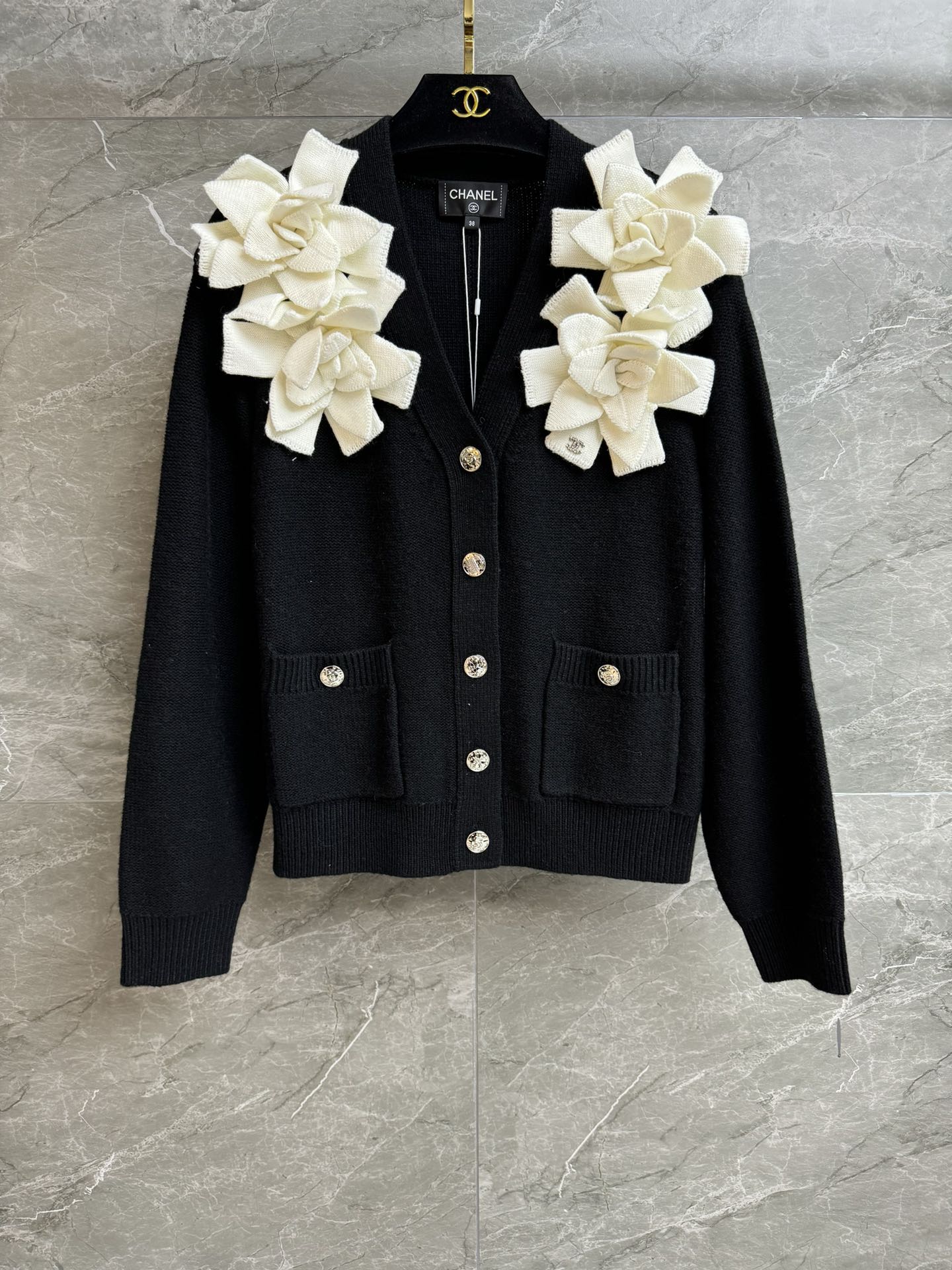 NO:667156,Autumn and winter new models have been shipped. Xiangjia three-dimensional flower cardigan 2025 autumn and winter series. Temperament V-neck neckline. Three-dimensional flower decoration. Exquisite and elegant. Wool blended knitted fabric. Comfortable and skin-friendly. Loose fit. The upper body is slim and elegant. Complete trademarks. Sizes SML, Chanel, Alexander Wang19860909秋冬新款出货啦 香家立体花开衫 2025秋冬系列 气质V领领口 立体花朵装饰点缀 精致优雅高级 羊毛混纺针织面料 舒适亲肤 宽松版型 上身显瘦又气质 商标齐全 尺码SML,,chanel, ,Women's clothing