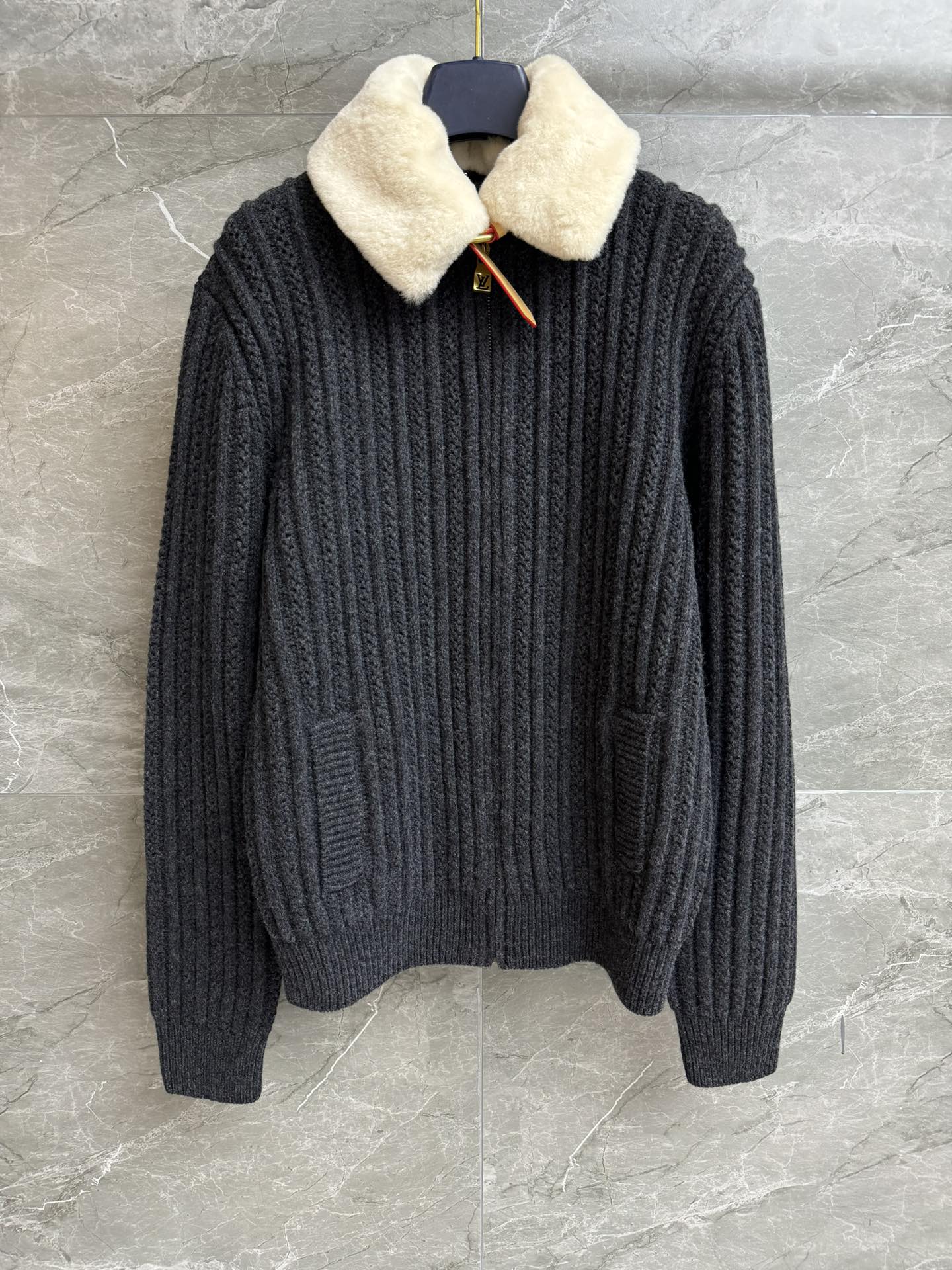NO:667151,New style for early spring. L's dark gray knitted jacket 2026 early spring series. Lapel zipper design. Detachable shearling collar. Cow leather buckle decoration. High-end fashionable and handsome. Wool and cashmere blended fabric. Thick, warm and comfortable. Loose fit. Can be worn by anyone. Same style for men and women. Complete trademarks. Sizes: SML, Louis Vuitton, jackets & coats, cowhide,  19860909早春新款上新啦 L家深灰色针织外套 2026早春系列 翻领拉链设计 羊毛皮领可拆卸 牛皮革搭扣装饰 高级时髦帅气 羊毛羊绒混纺面料 厚实保暖舒适 宽松版型 不挑人穿 男女同款 商标齐全 尺码SML,,louis vuitton,jackets & coats,cowhide, ,Women's clothing