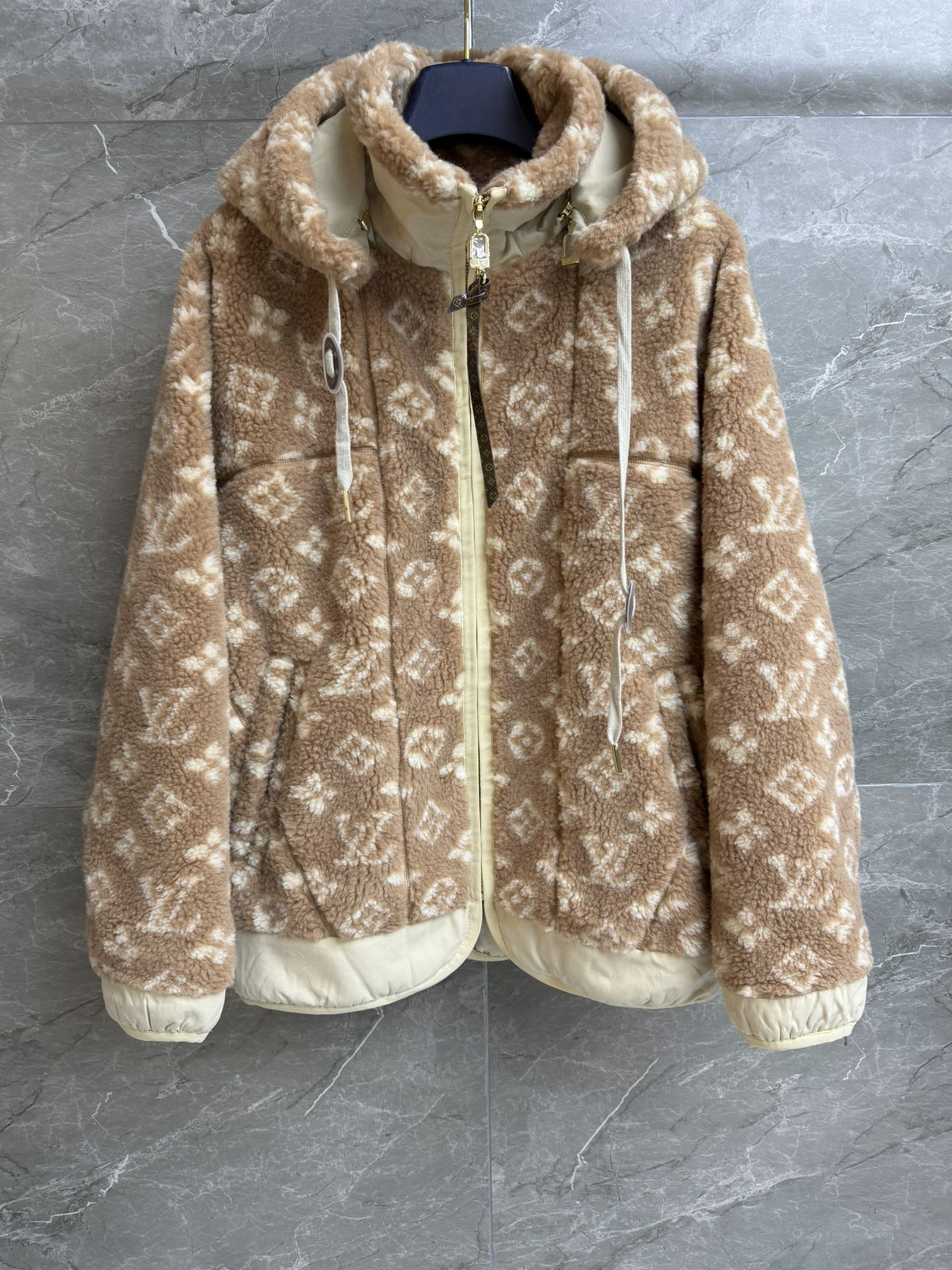 NO:667148,New autumn and winter styles are available. L family presbyopic Teddy jacket 2025 ski series. Stand-up collar hooded design. Detachable hood. Classic presbyopic pattern. Gentle and advanced color. Wool blended fleece fabric. Plush feel. Warm, comfortable and skin-friendly. Loose fit. Easy to wear. Complete trademarks. Sizes SML, Louis Vuitton, jackets & coats, hats,  19860909秋冬新款上新啦 L家老花泰迪外套 2025滑雪系列 立领连帽设计 帽子可拆卸 经典老花图案 配色温柔高级 羊毛混纺抓绒面料 毛绒绒的手感 保暖舒适亲肤 宽松版型不挑人穿 商标齐全 尺码SML,,louis vuitton,jackets & coats,hats, ,Women's clothing