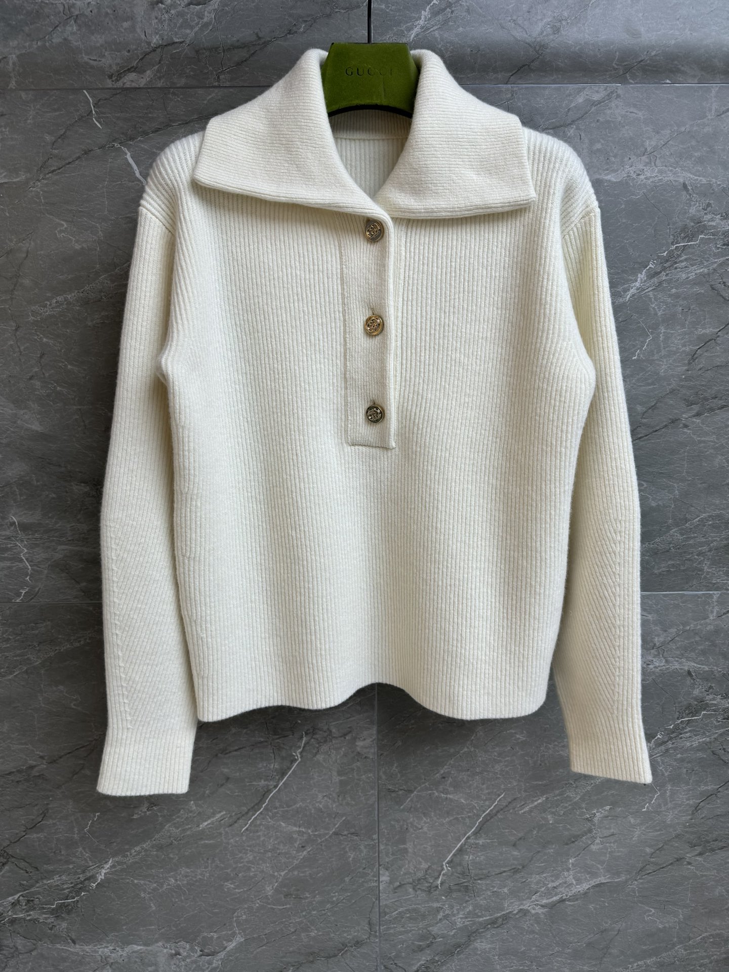 NO:667163,New autumn and winter styles are on sale. G's white lapel sweater 2025 autumn and winter series. Lapel neck design. Gold tone double G button decoration. Simple and elegant. Wool and cashmere blended fabric. Thick, comfortable and textured. Loose fit. The upper body looks slim and elegant. Complete trademarks. Sizes SML, gucci, sweaters,  19860909秋冬新款出货啦 G家白色翻领毛衣 2025秋冬系列 翻领领口设计 金色调双G纽扣装饰点缀 简约大气高级 羊毛羊绒混纺面料 厚实舒适有质感 宽松版型 上身显瘦又气质 商标齐全 尺码SML,,gucci,sweaters, ,Women's clothing